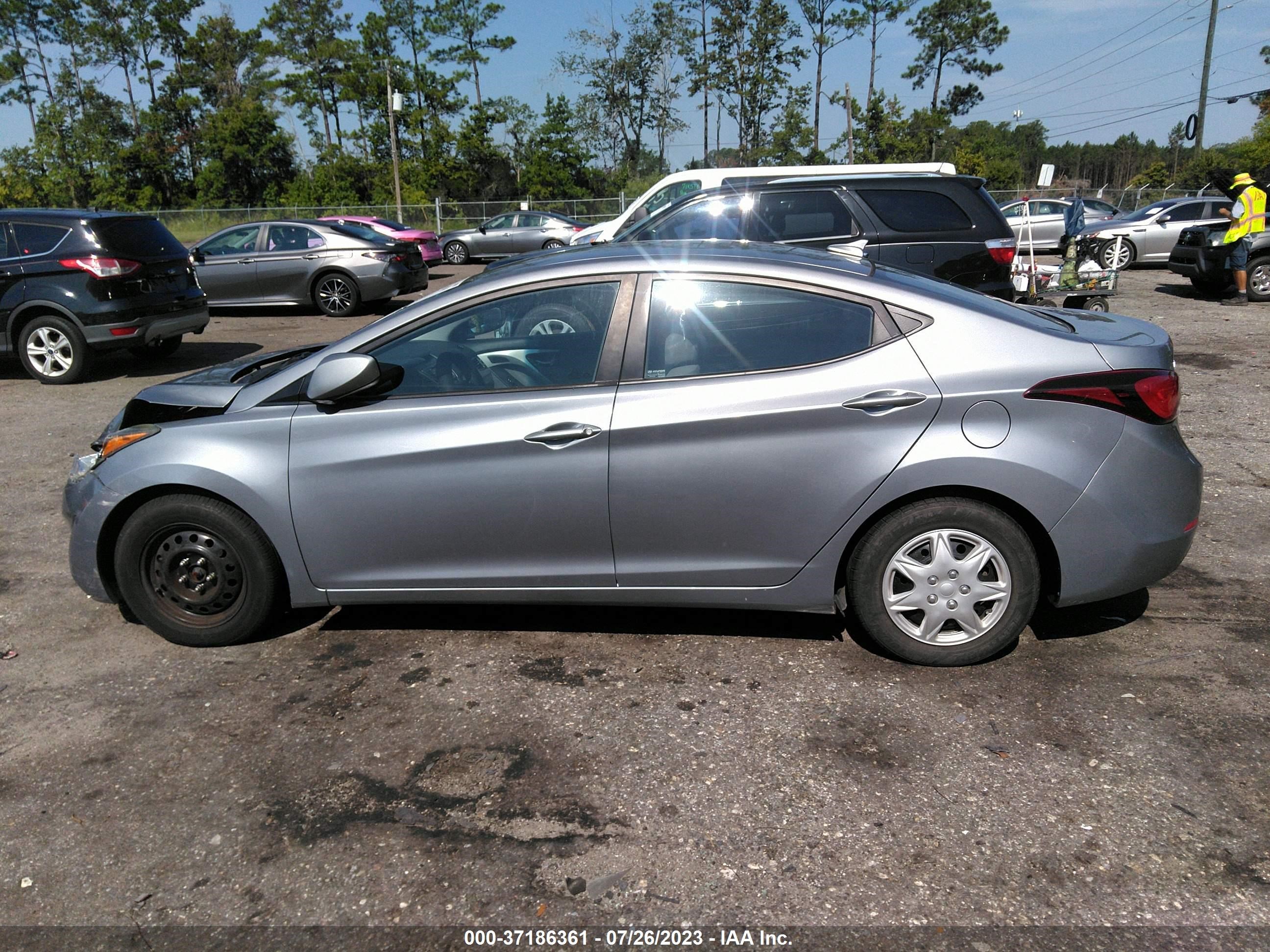 Photo 13 VIN: 5NPDH4AE8GH793041 - HYUNDAI ELANTRA 