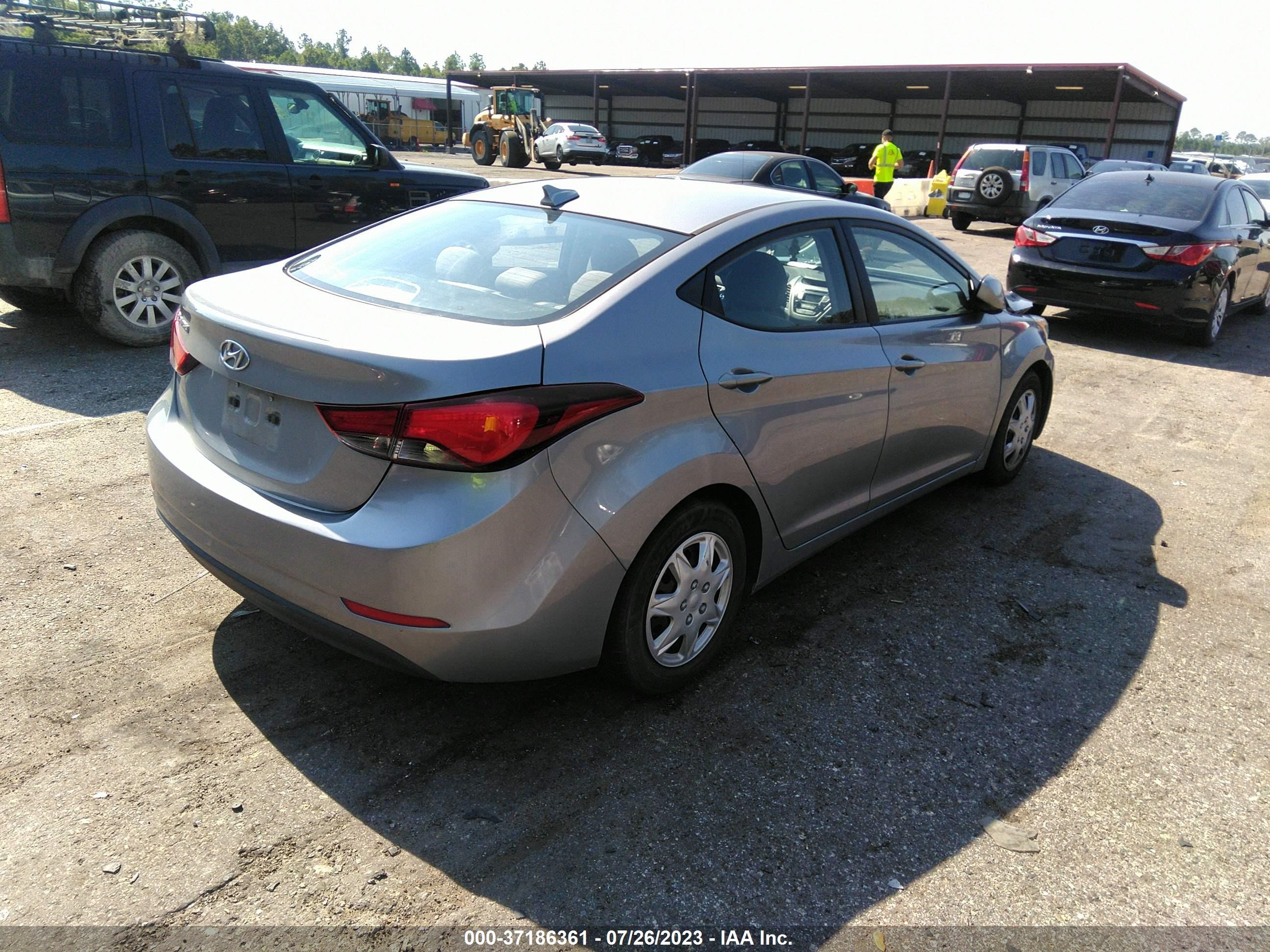 Photo 3 VIN: 5NPDH4AE8GH793041 - HYUNDAI ELANTRA 