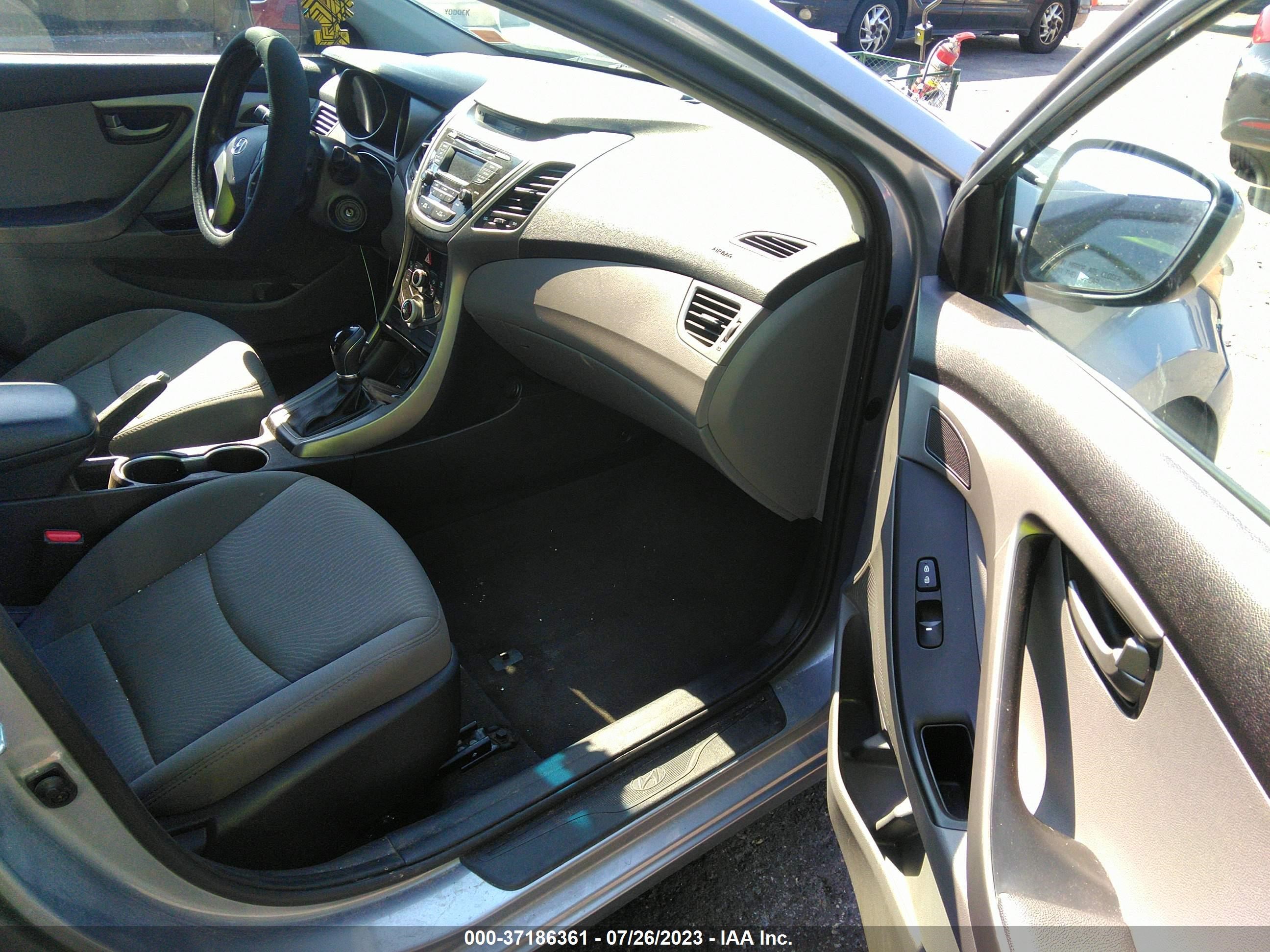 Photo 4 VIN: 5NPDH4AE8GH793041 - HYUNDAI ELANTRA 