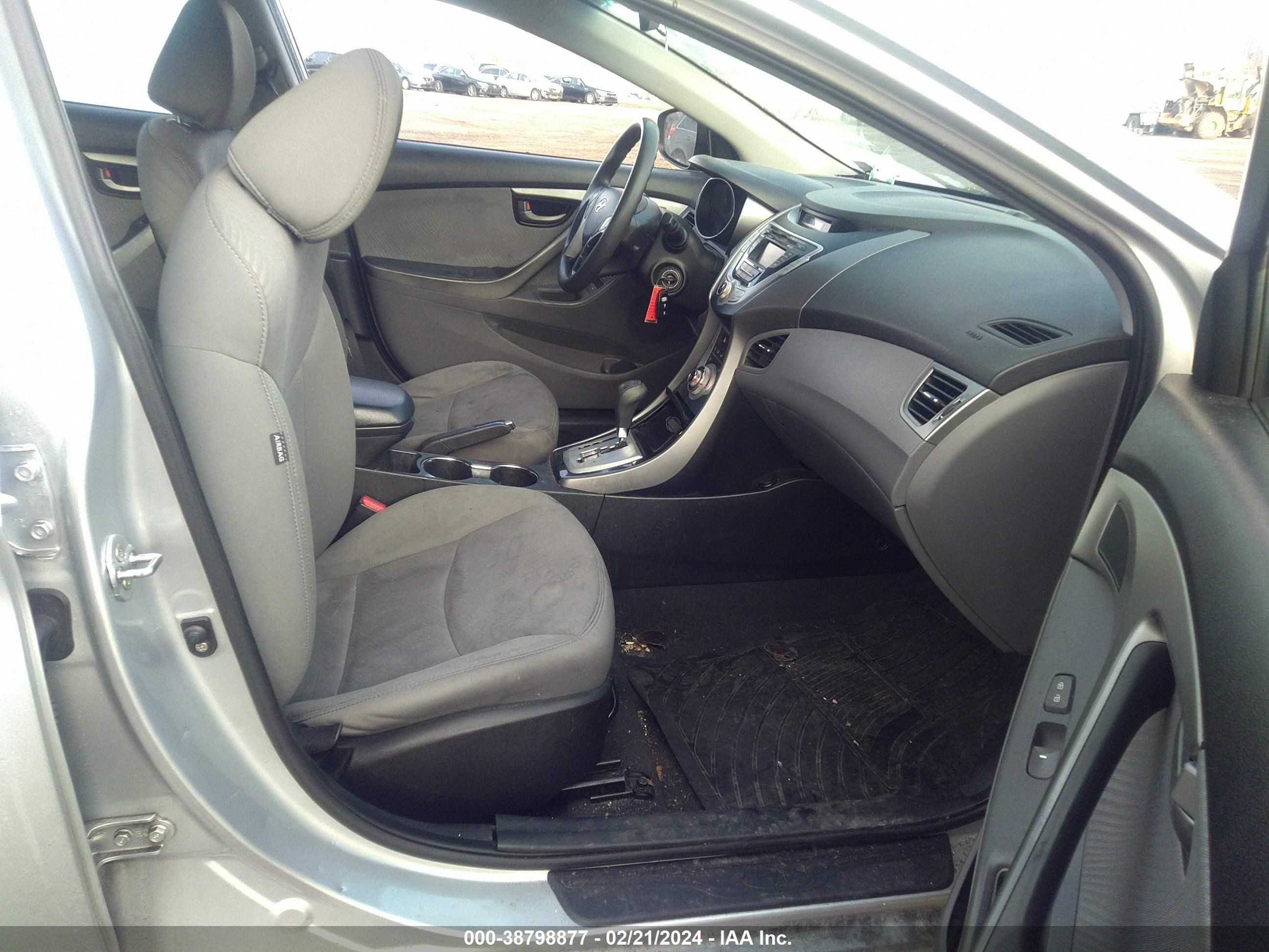 Photo 4 VIN: 5NPDH4AE9CH099436 - HYUNDAI ELANTRA 