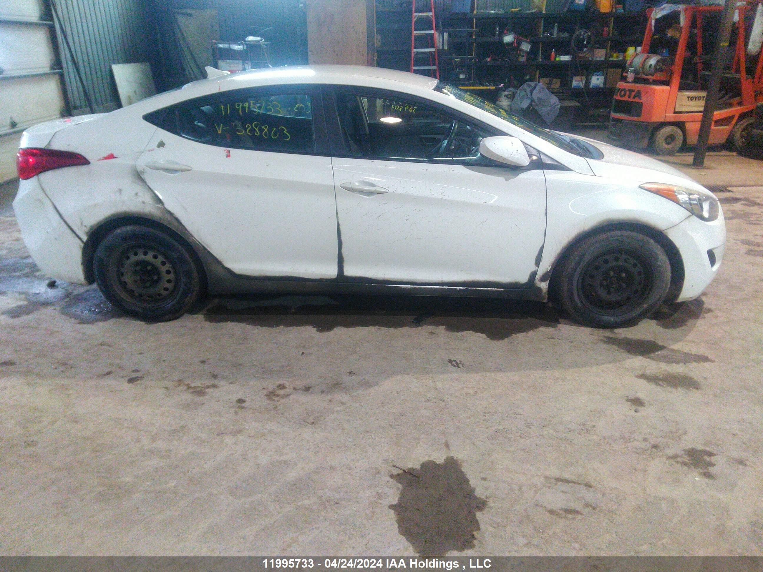 Photo 13 VIN: 5NPDH4AE9DH329803 - HYUNDAI ELANTRA 