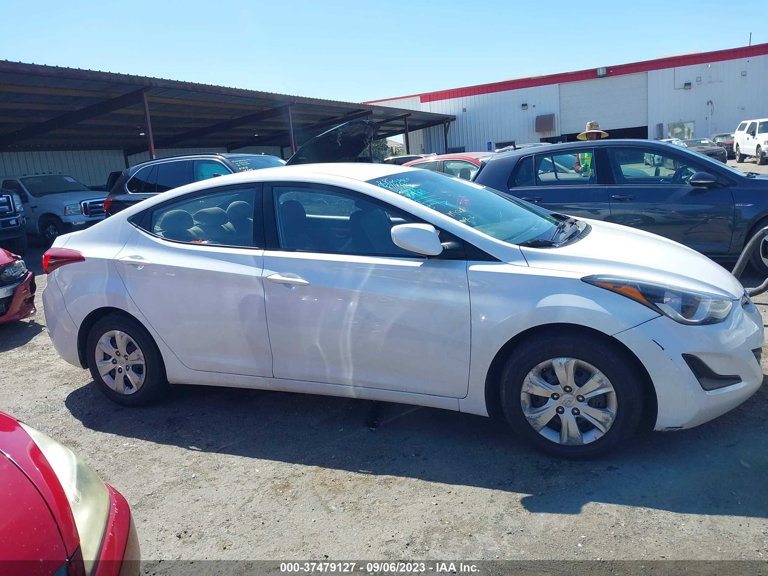 Photo 11 VIN: 5NPDH4AE9GH673054 - HYUNDAI ELANTRA 