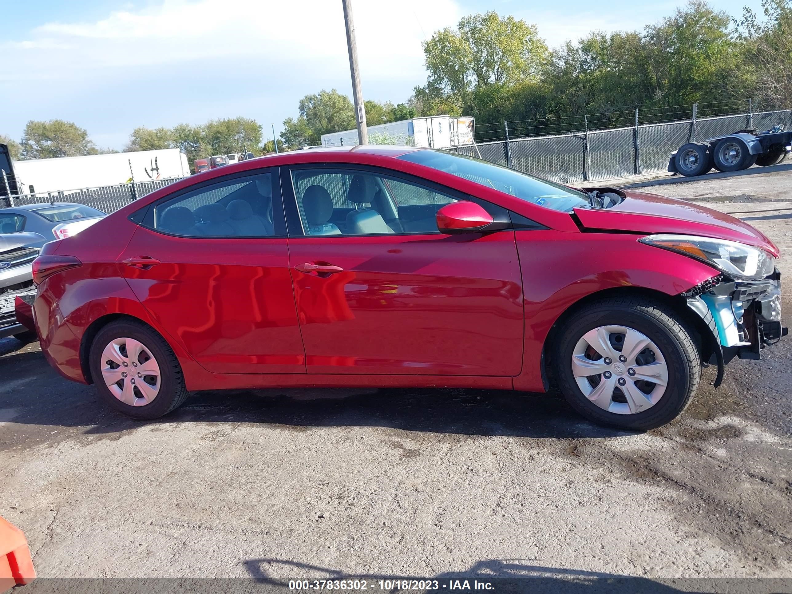 Photo 13 VIN: 5NPDH4AE9GH678738 - HYUNDAI ELANTRA 