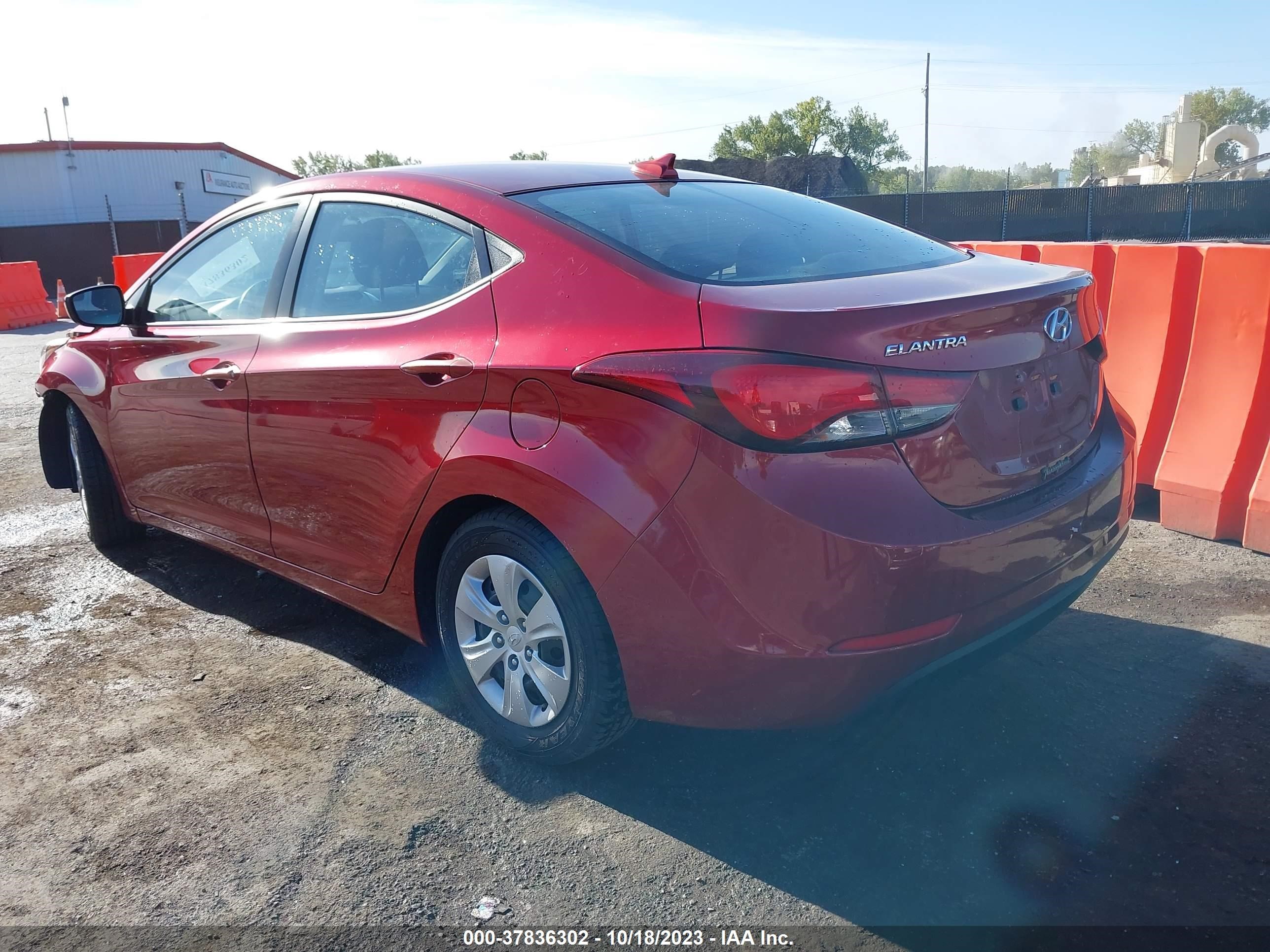 Photo 2 VIN: 5NPDH4AE9GH678738 - HYUNDAI ELANTRA 