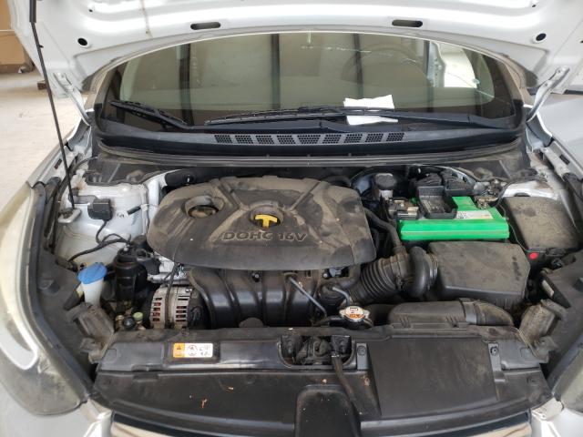 Photo 6 VIN: 5NPDH4AE9GH684118 - HYUNDAI ELANTRA SE 