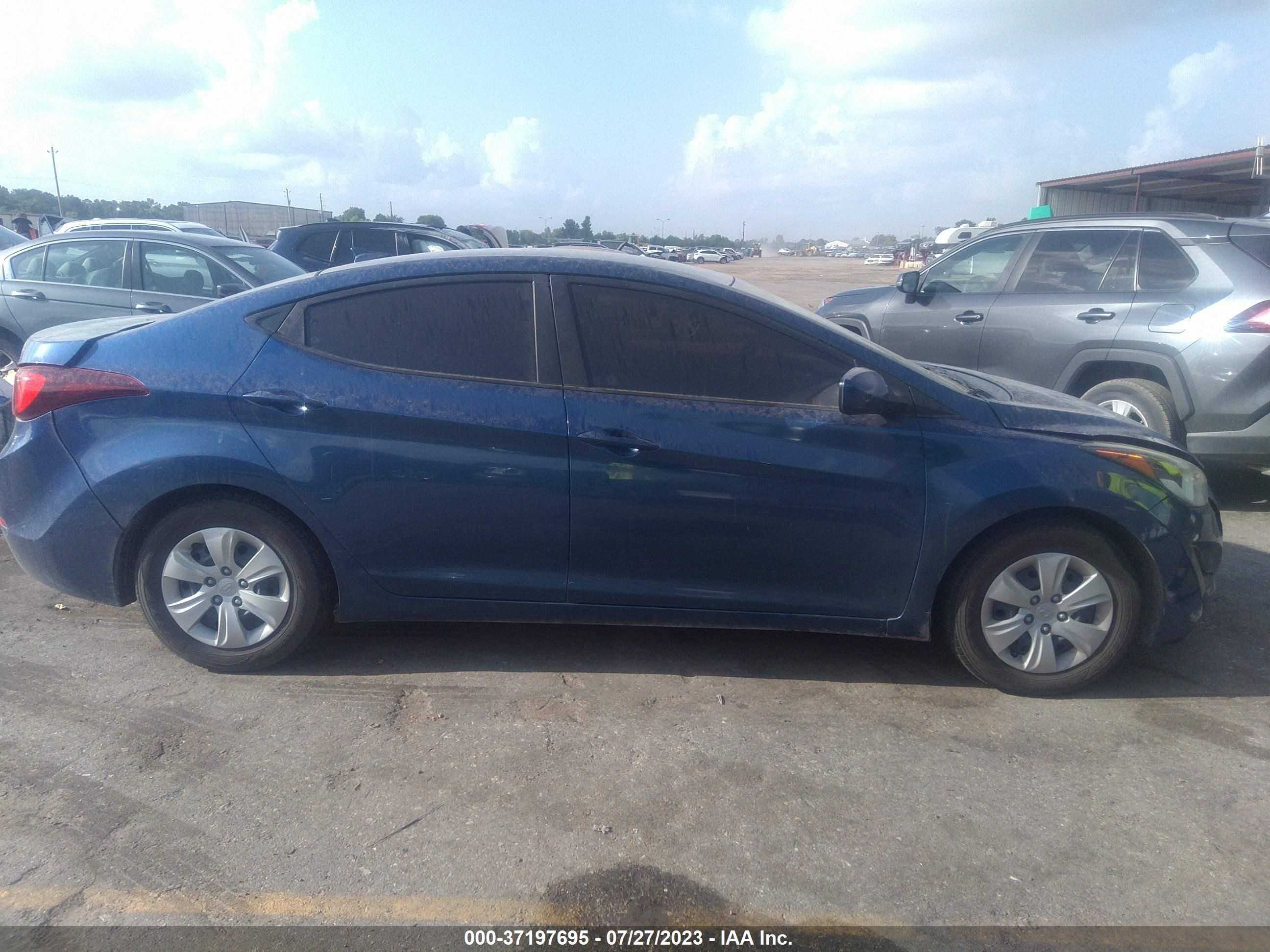 Photo 12 VIN: 5NPDH4AE9GH687410 - HYUNDAI ELANTRA 