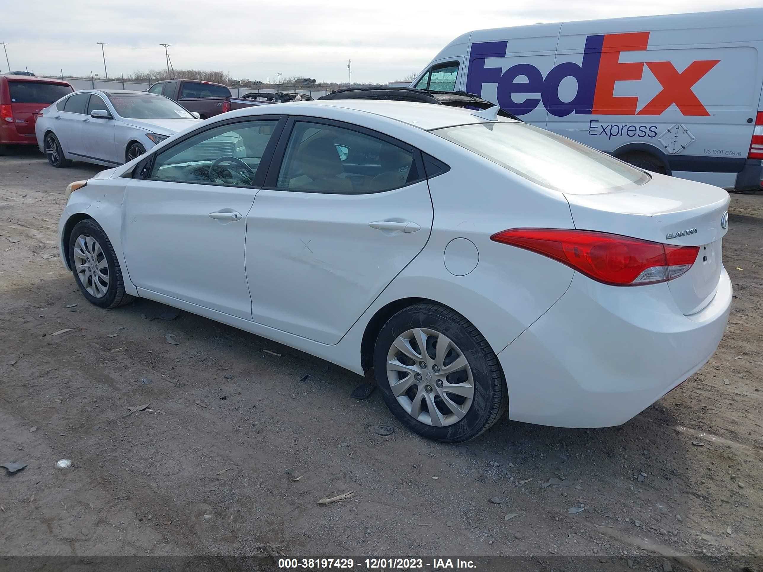 Photo 2 VIN: 5NPDH4AEXBH024789 - HYUNDAI ELANTRA 