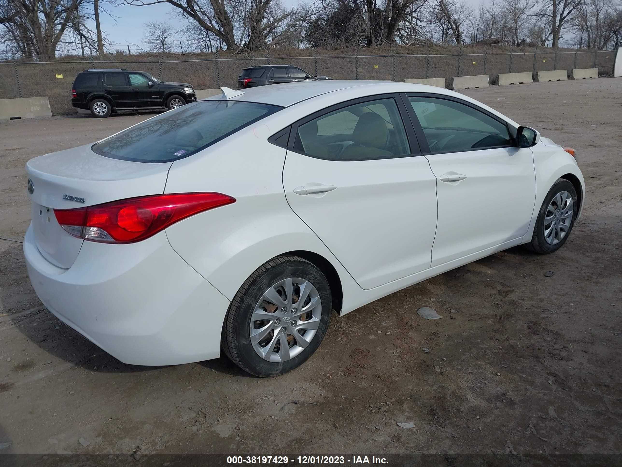 Photo 3 VIN: 5NPDH4AEXBH024789 - HYUNDAI ELANTRA 