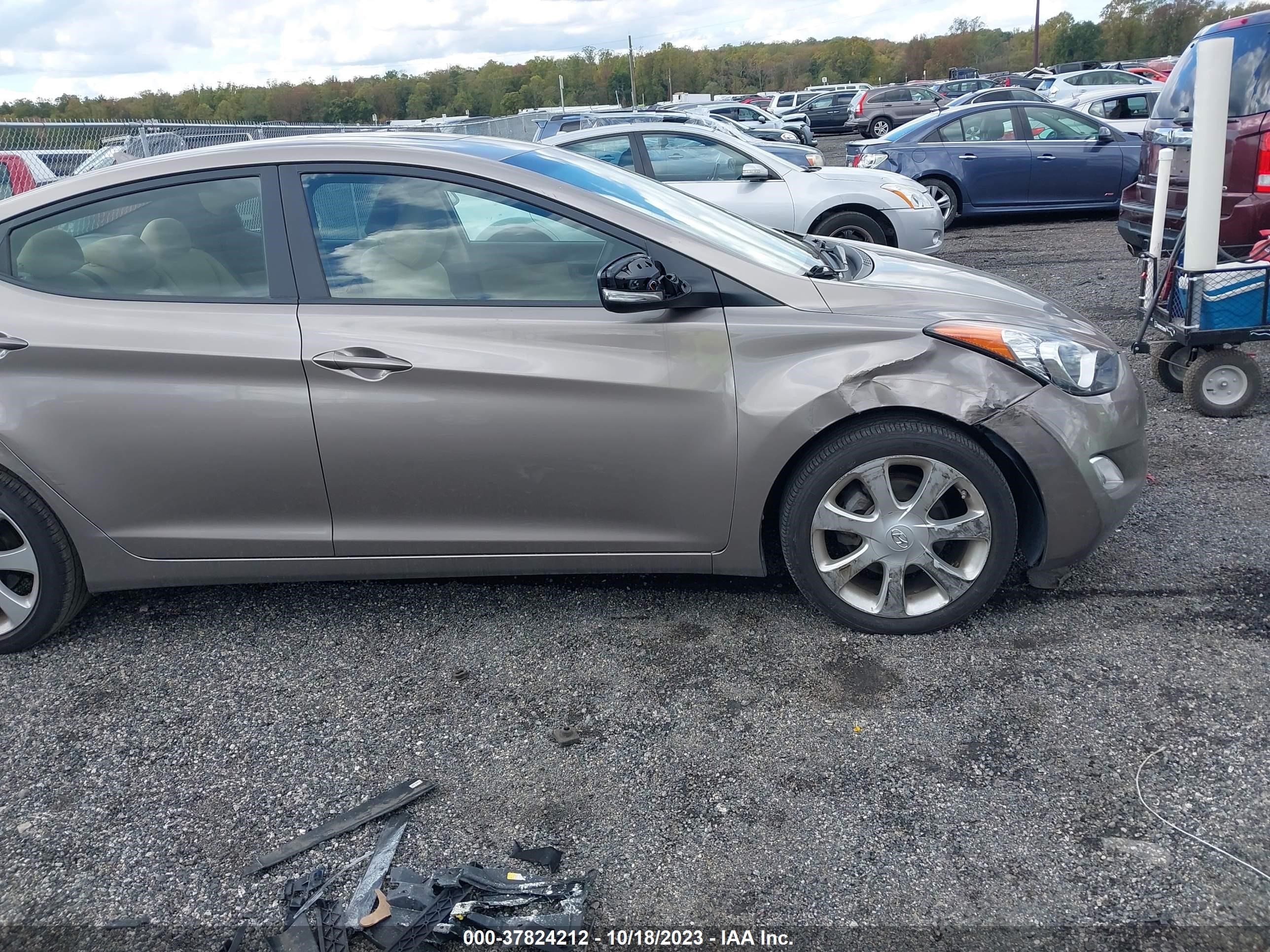 Photo 12 VIN: 5NPDH4AEXCH093239 - HYUNDAI ELANTRA 