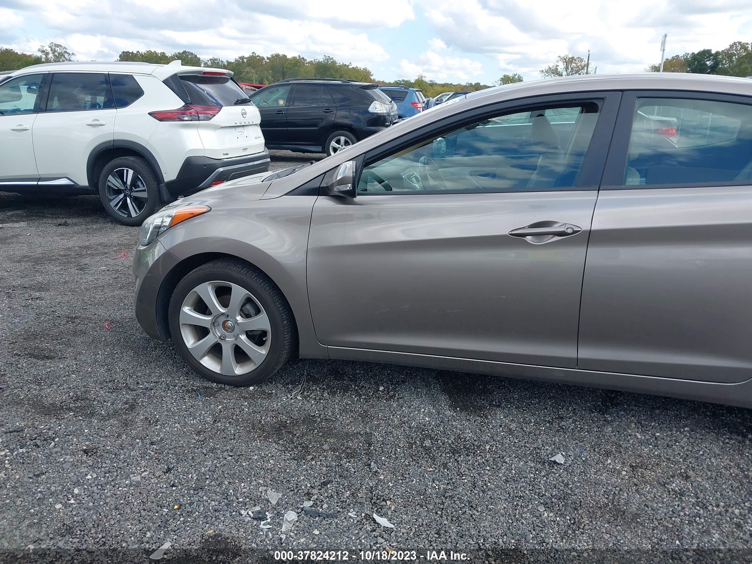 Photo 13 VIN: 5NPDH4AEXCH093239 - HYUNDAI ELANTRA 