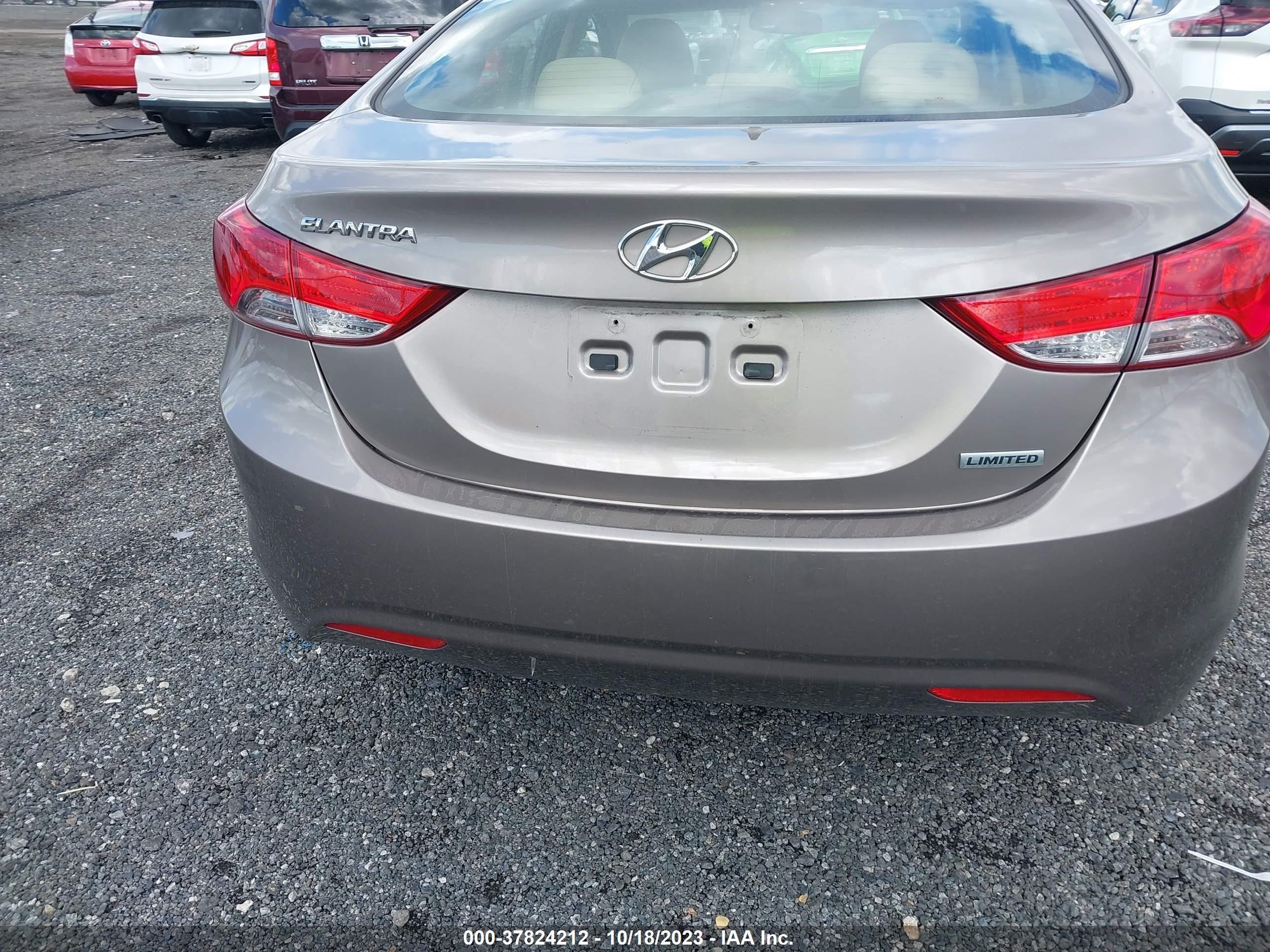 Photo 15 VIN: 5NPDH4AEXCH093239 - HYUNDAI ELANTRA 