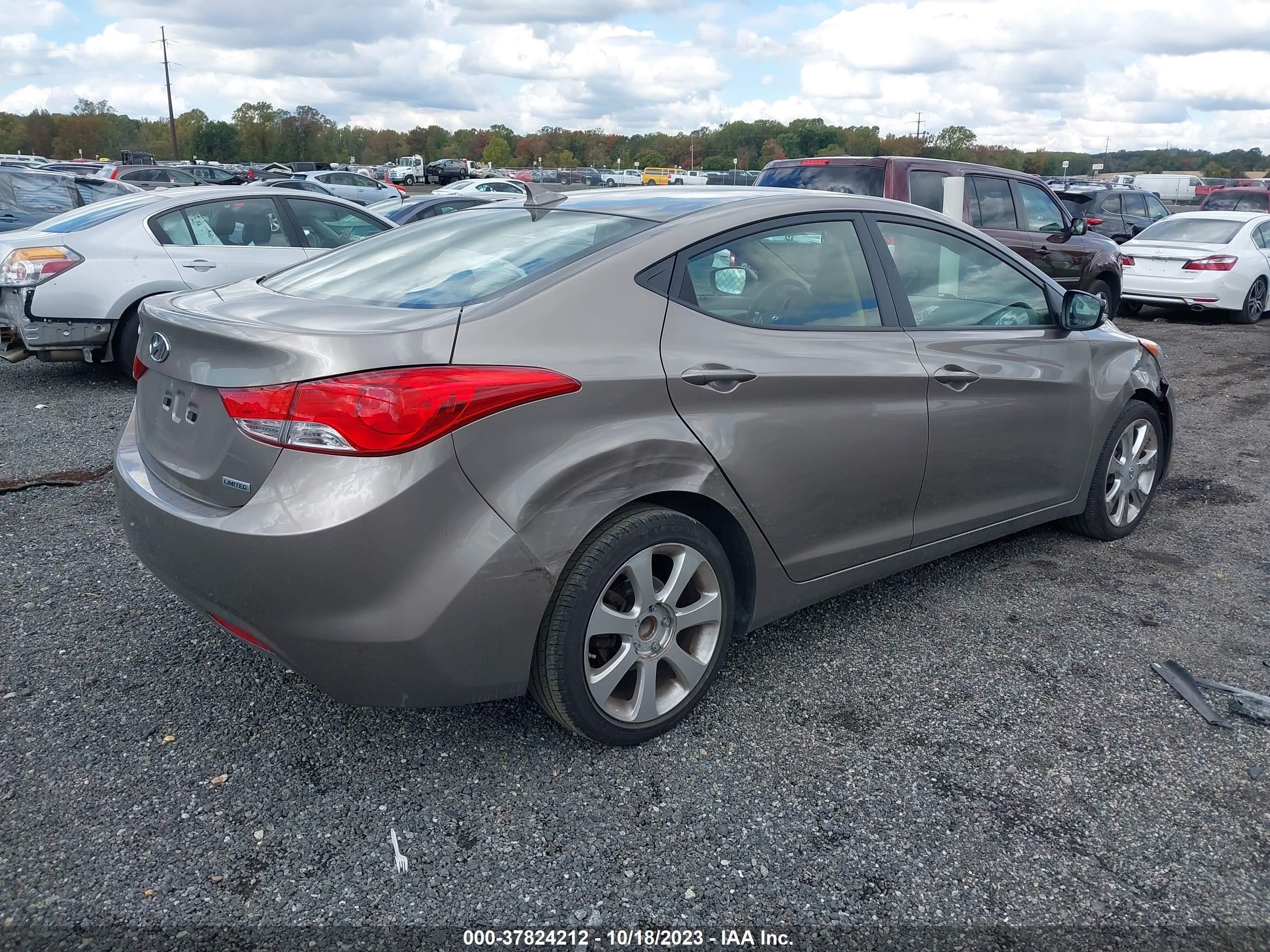 Photo 3 VIN: 5NPDH4AEXCH093239 - HYUNDAI ELANTRA 