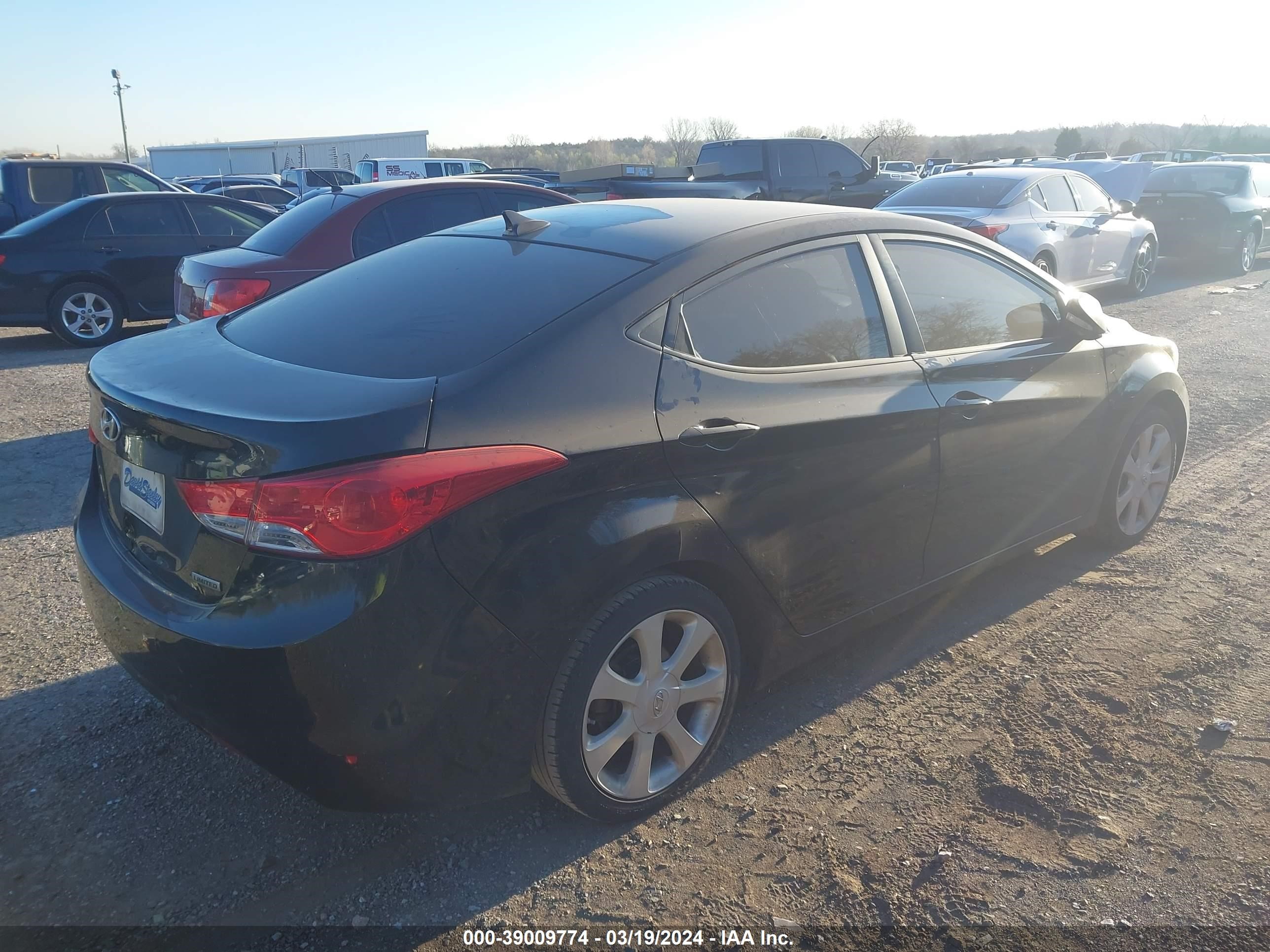 Photo 3 VIN: 5NPDH4AEXCH093970 - HYUNDAI ELANTRA 