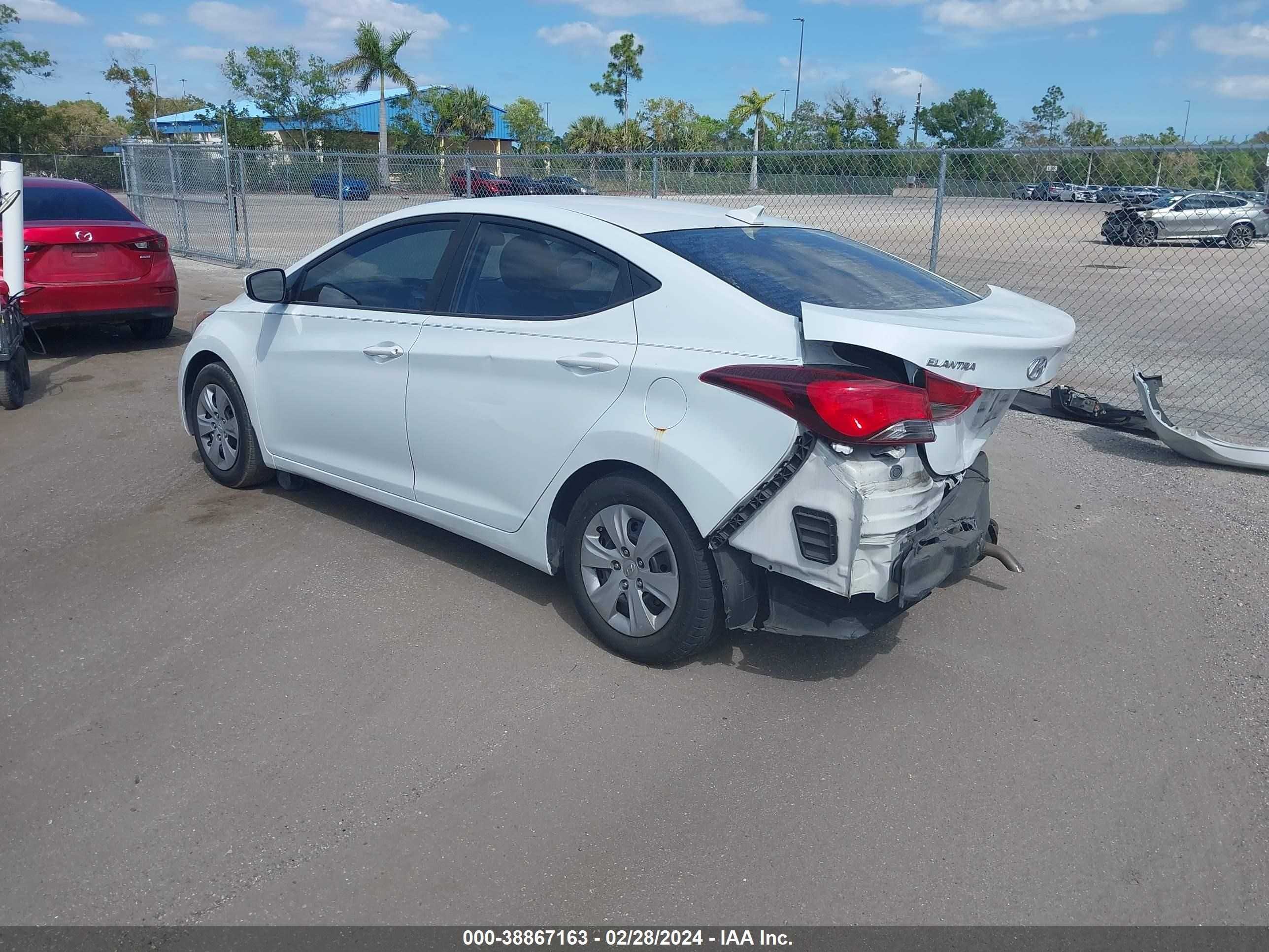 Photo 2 VIN: 5NPDH4AEXGH720527 - HYUNDAI ELANTRA 