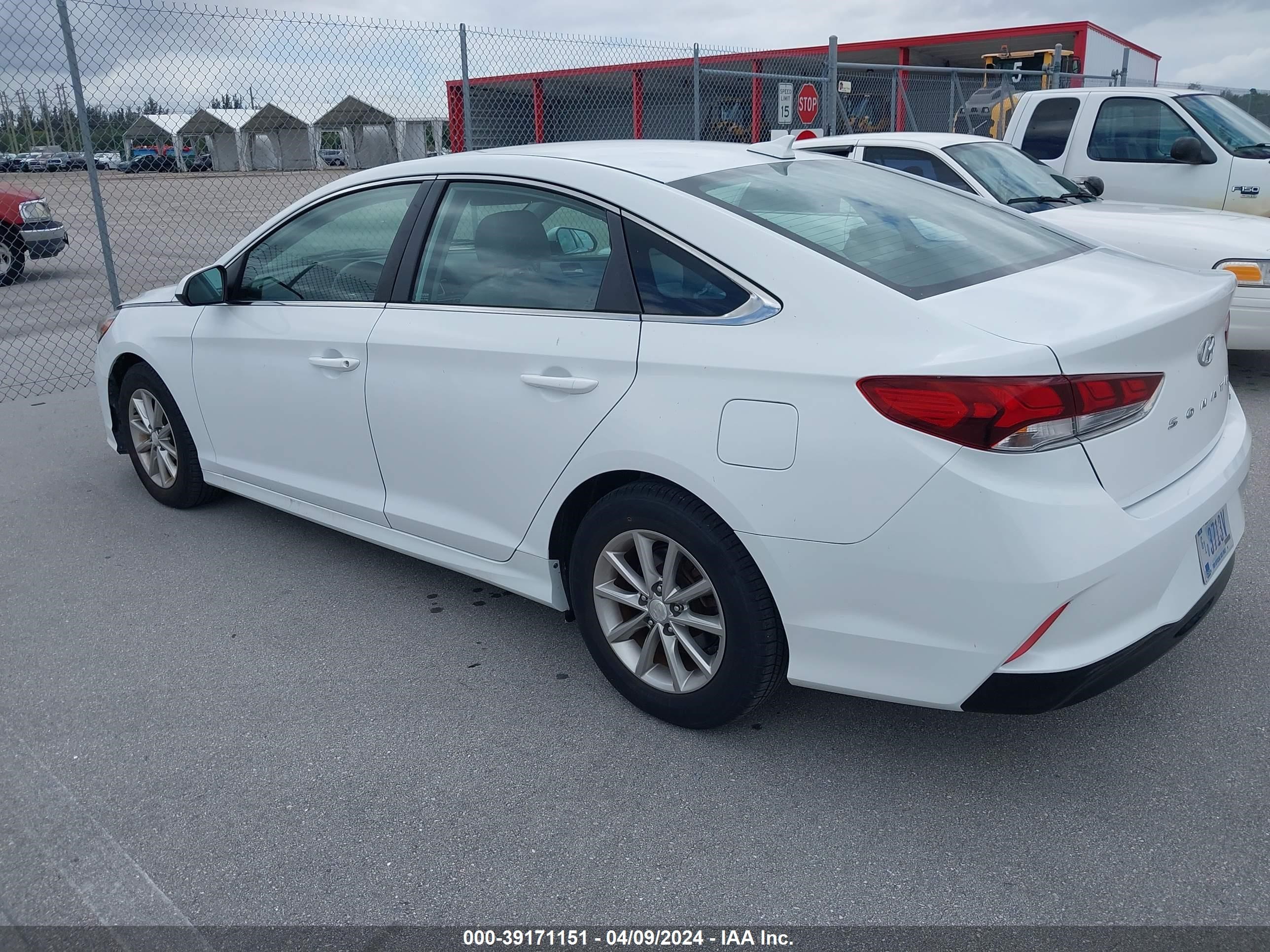 Photo 2 VIN: 5NPE24AA0JH702564 - HYUNDAI SONATA 