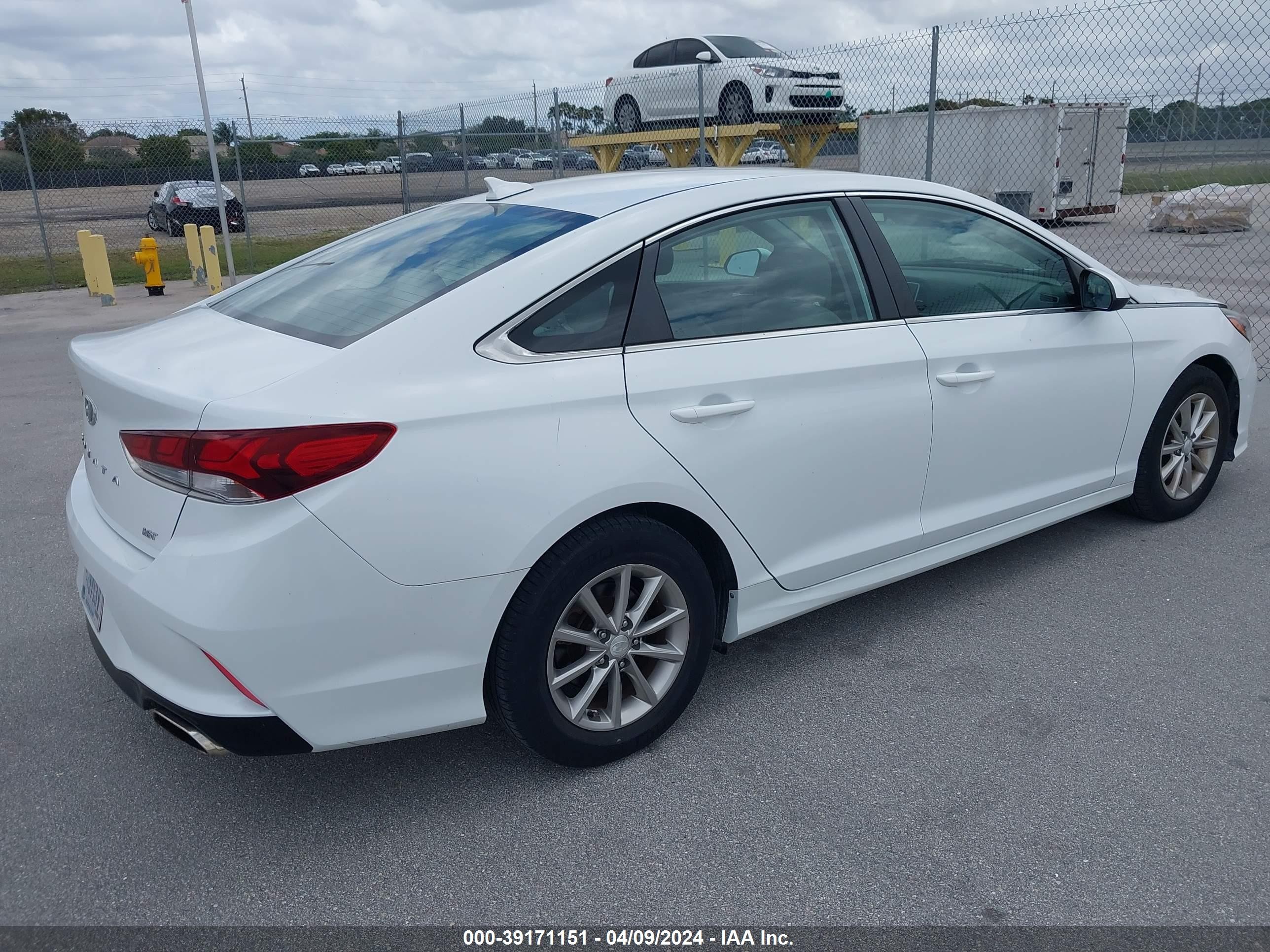 Photo 3 VIN: 5NPE24AA0JH702564 - HYUNDAI SONATA 