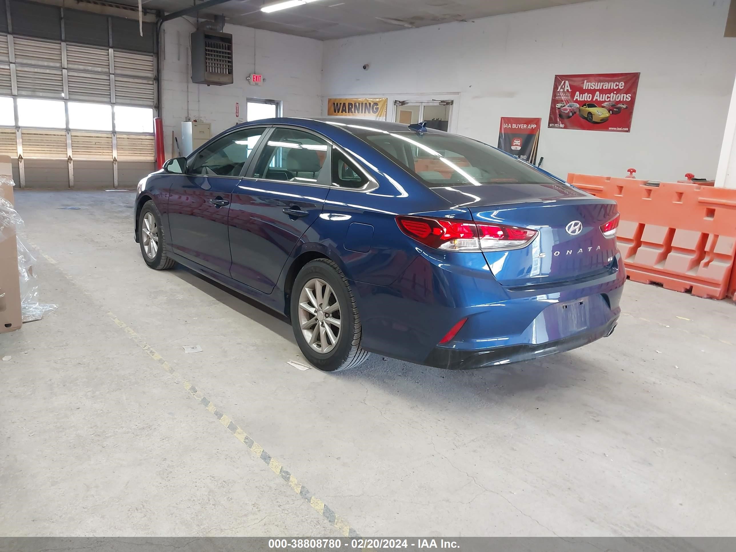 Photo 2 VIN: 5NPE24AAXJH700661 - HYUNDAI SONATA 