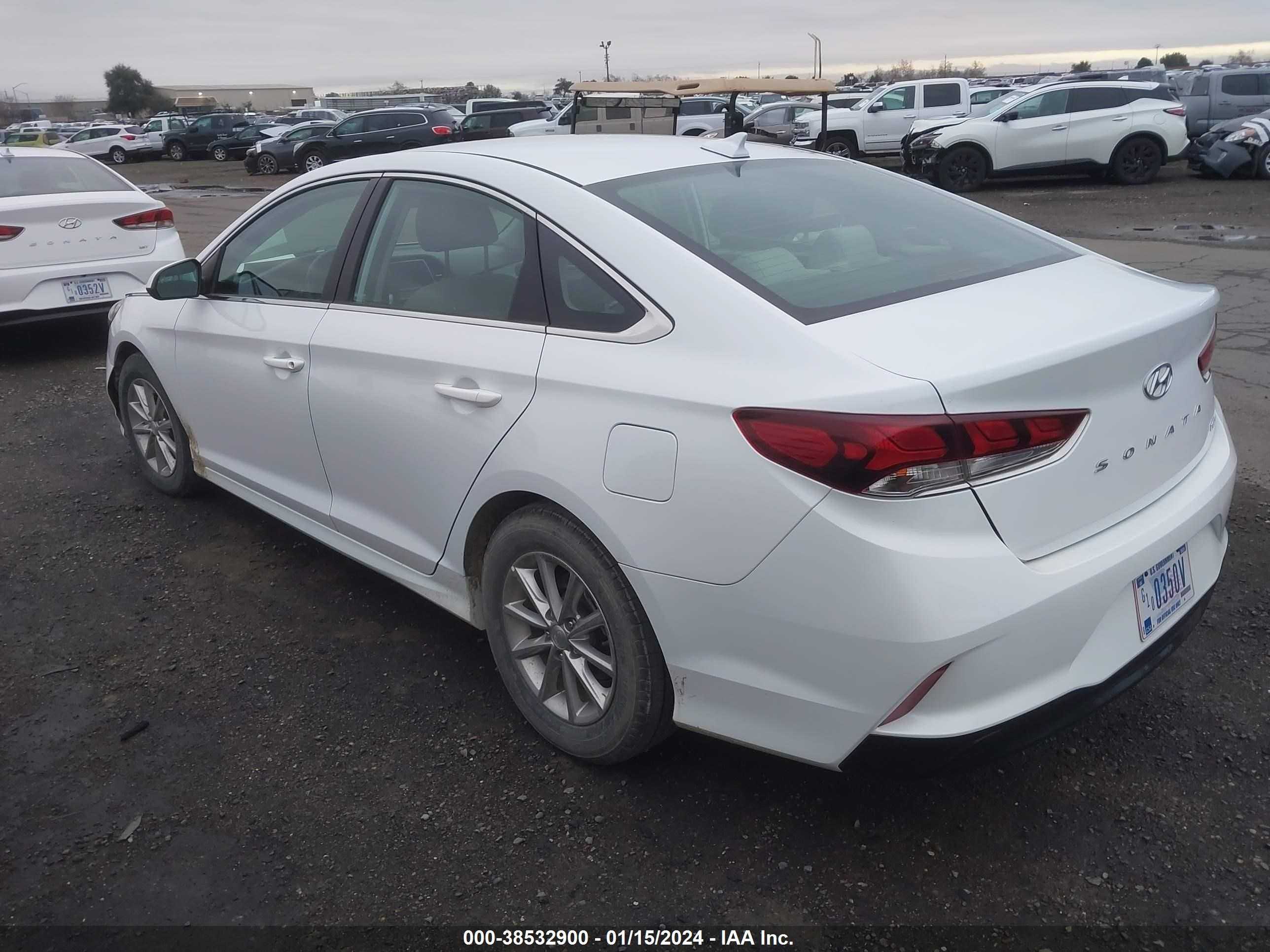 Photo 2 VIN: 5NPE24AAXKH774566 - HYUNDAI SONATA 