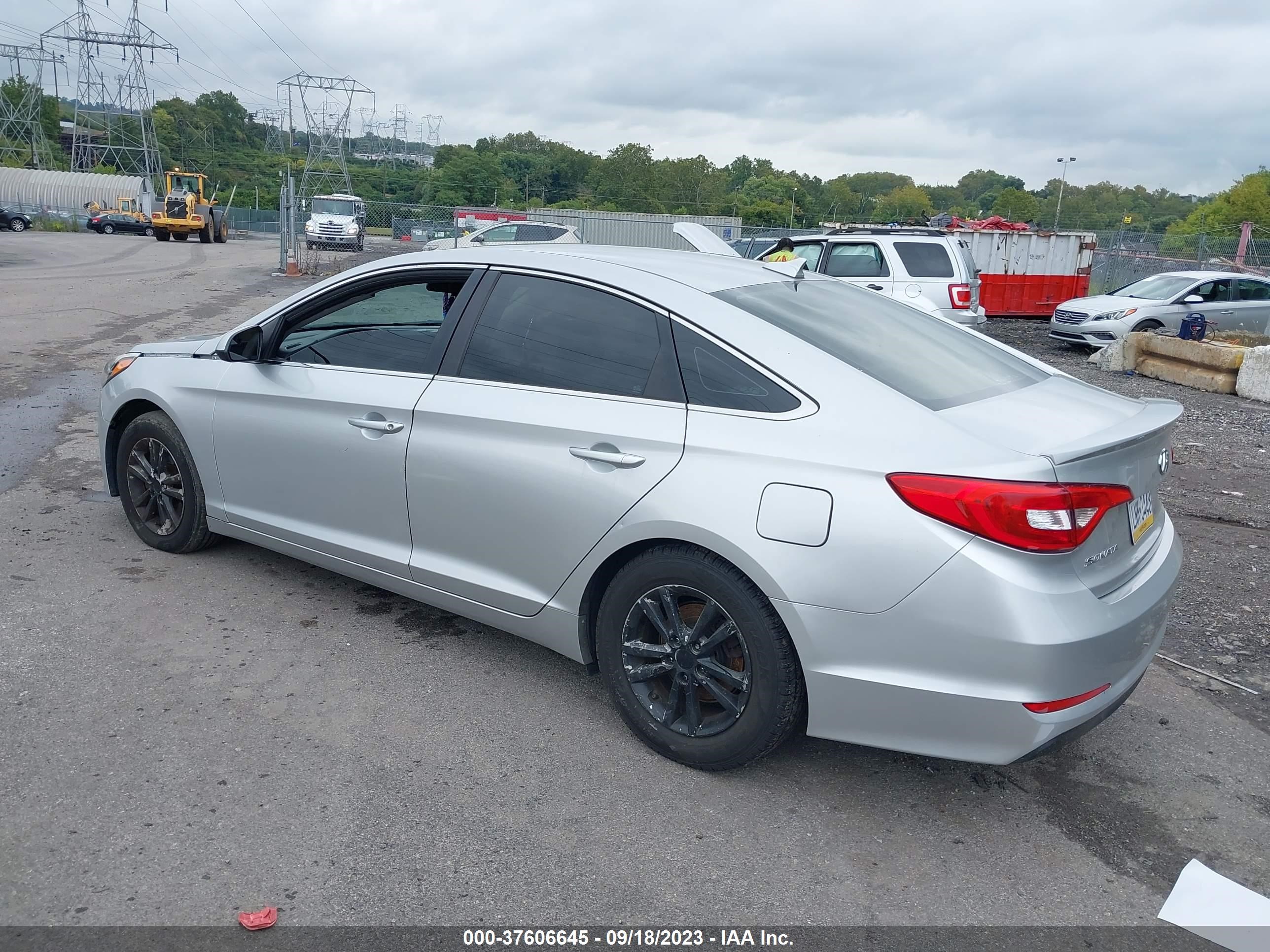 Photo 2 VIN: 5NPE24AF0FH009917 - HYUNDAI SONATA 