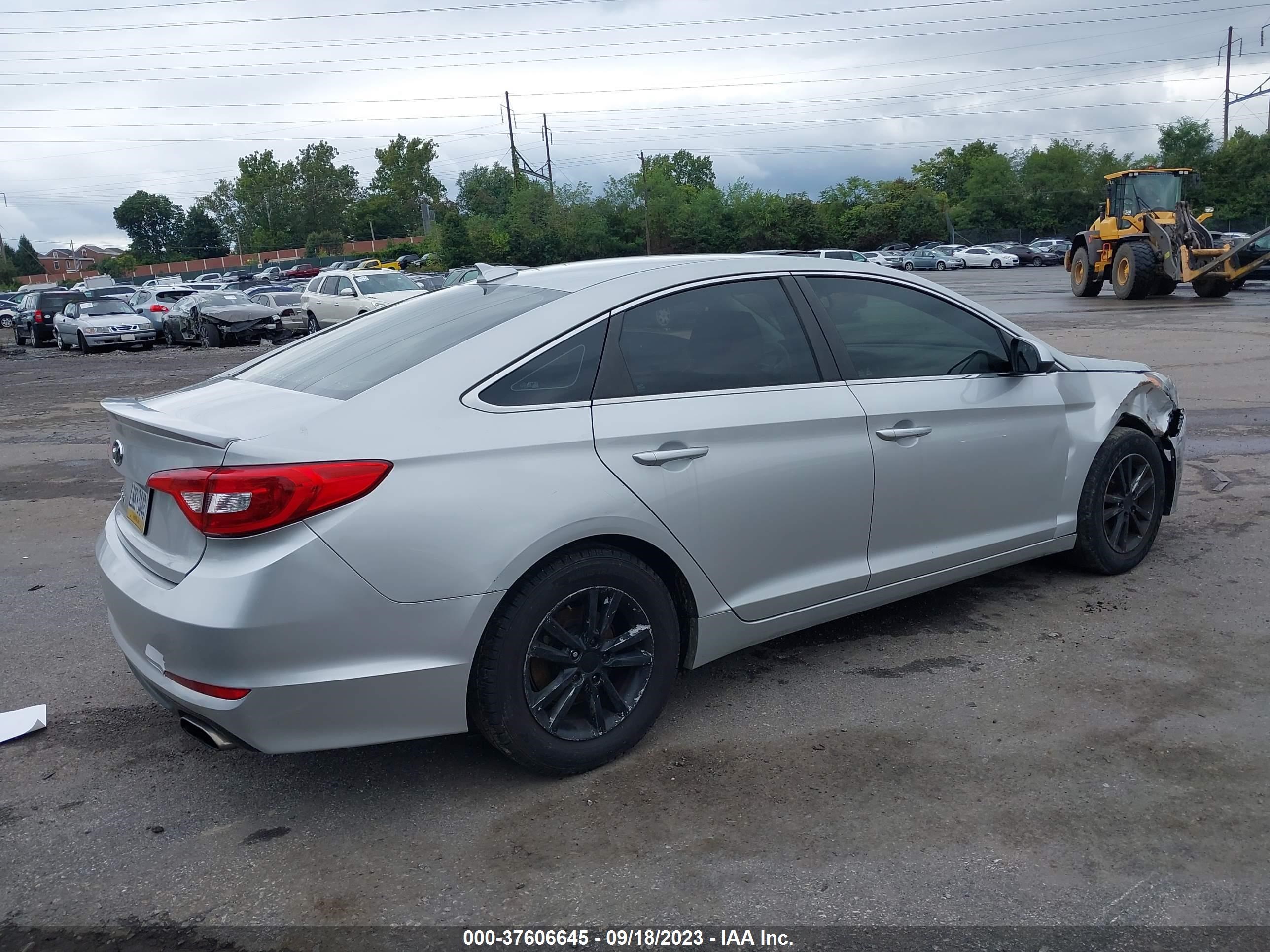 Photo 3 VIN: 5NPE24AF0FH009917 - HYUNDAI SONATA 