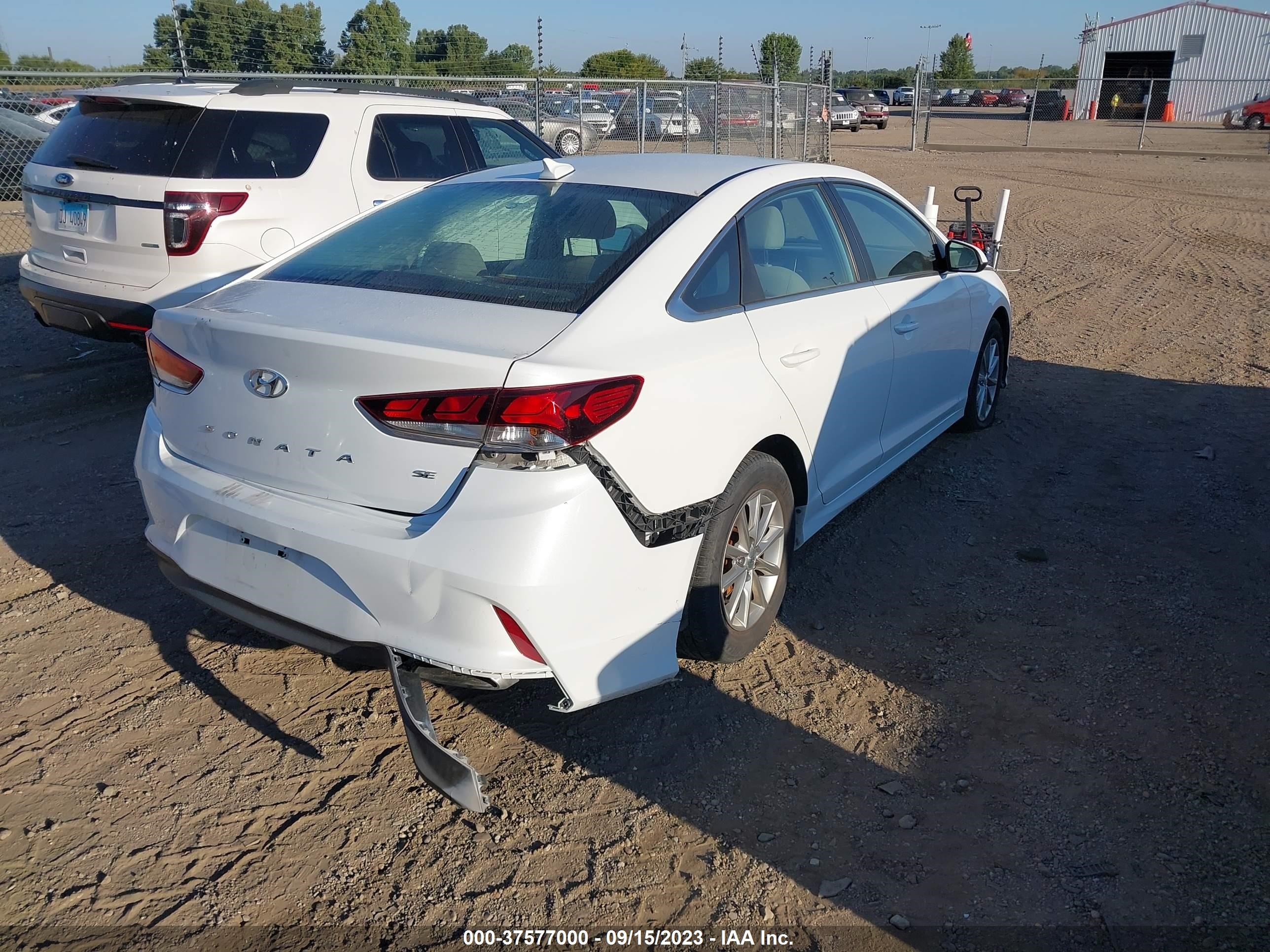 Photo 3 VIN: 5NPE24AF0JH728920 - HYUNDAI SONATA 