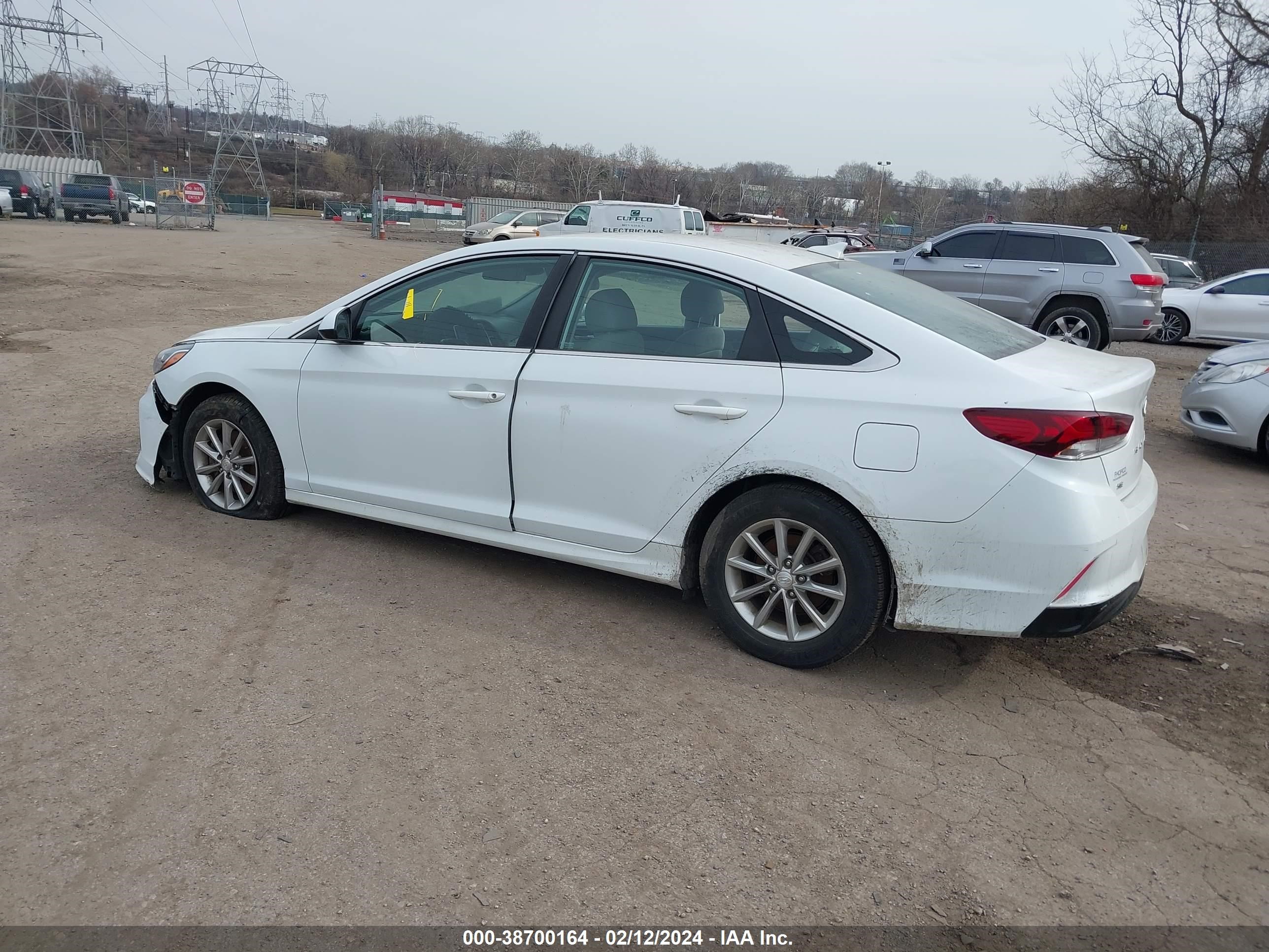 Photo 2 VIN: 5NPE24AF0KH746674 - HYUNDAI SONATA 