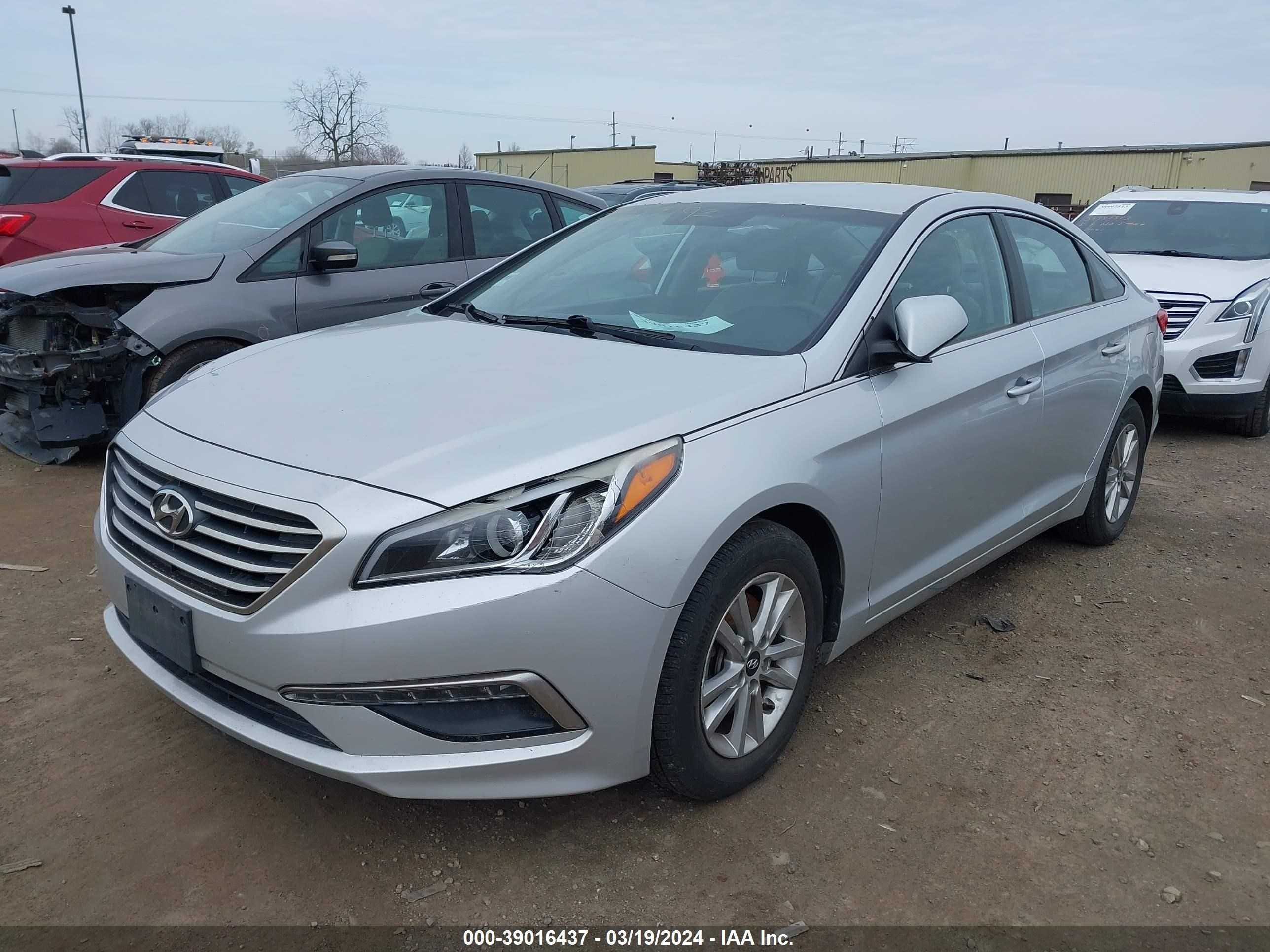 Photo 2 VIN: 5NPE24AF1FH031778 - HYUNDAI SONATA 