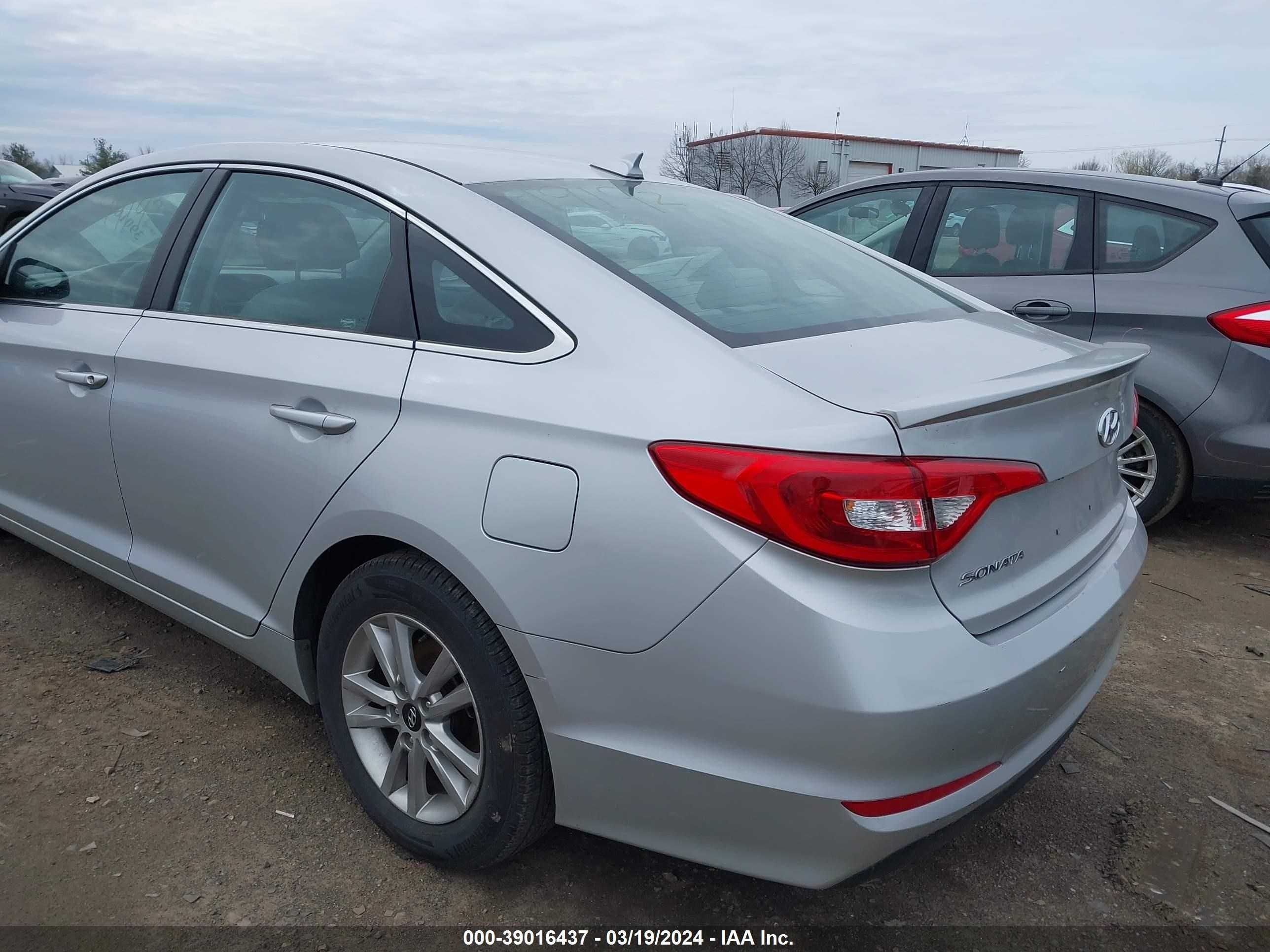 Photo 3 VIN: 5NPE24AF1FH031778 - HYUNDAI SONATA 