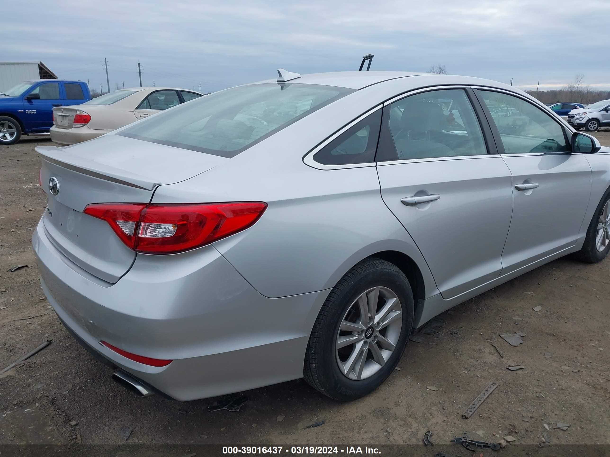 Photo 4 VIN: 5NPE24AF1FH031778 - HYUNDAI SONATA 