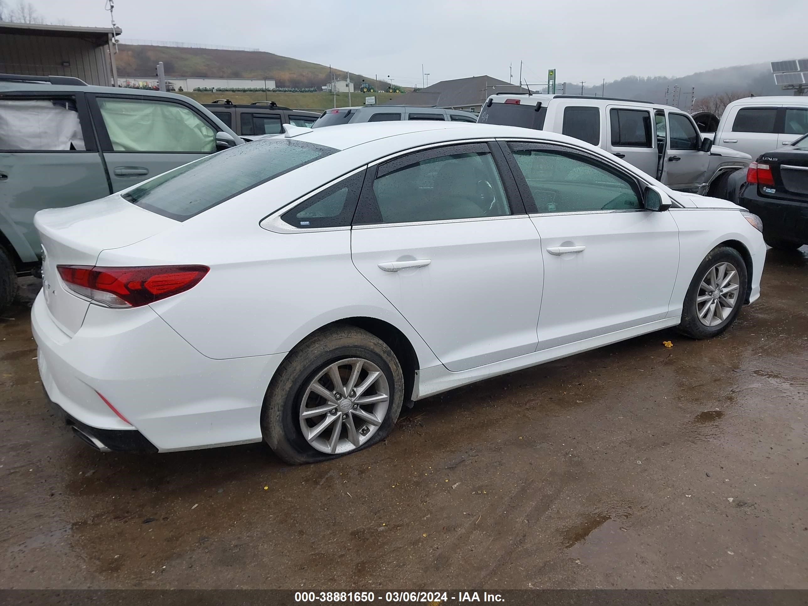 Photo 3 VIN: 5NPE24AF1JH602579 - HYUNDAI SONATA 