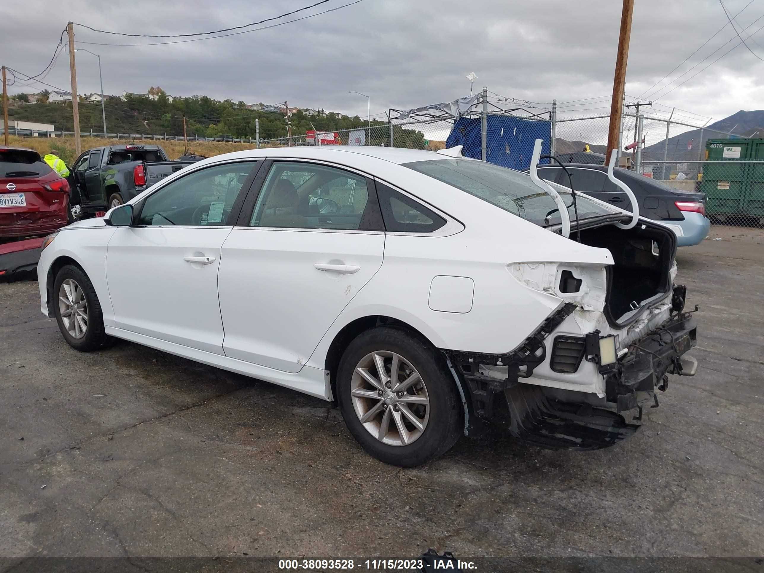 Photo 2 VIN: 5NPE24AF1KH730547 - HYUNDAI SONATA 