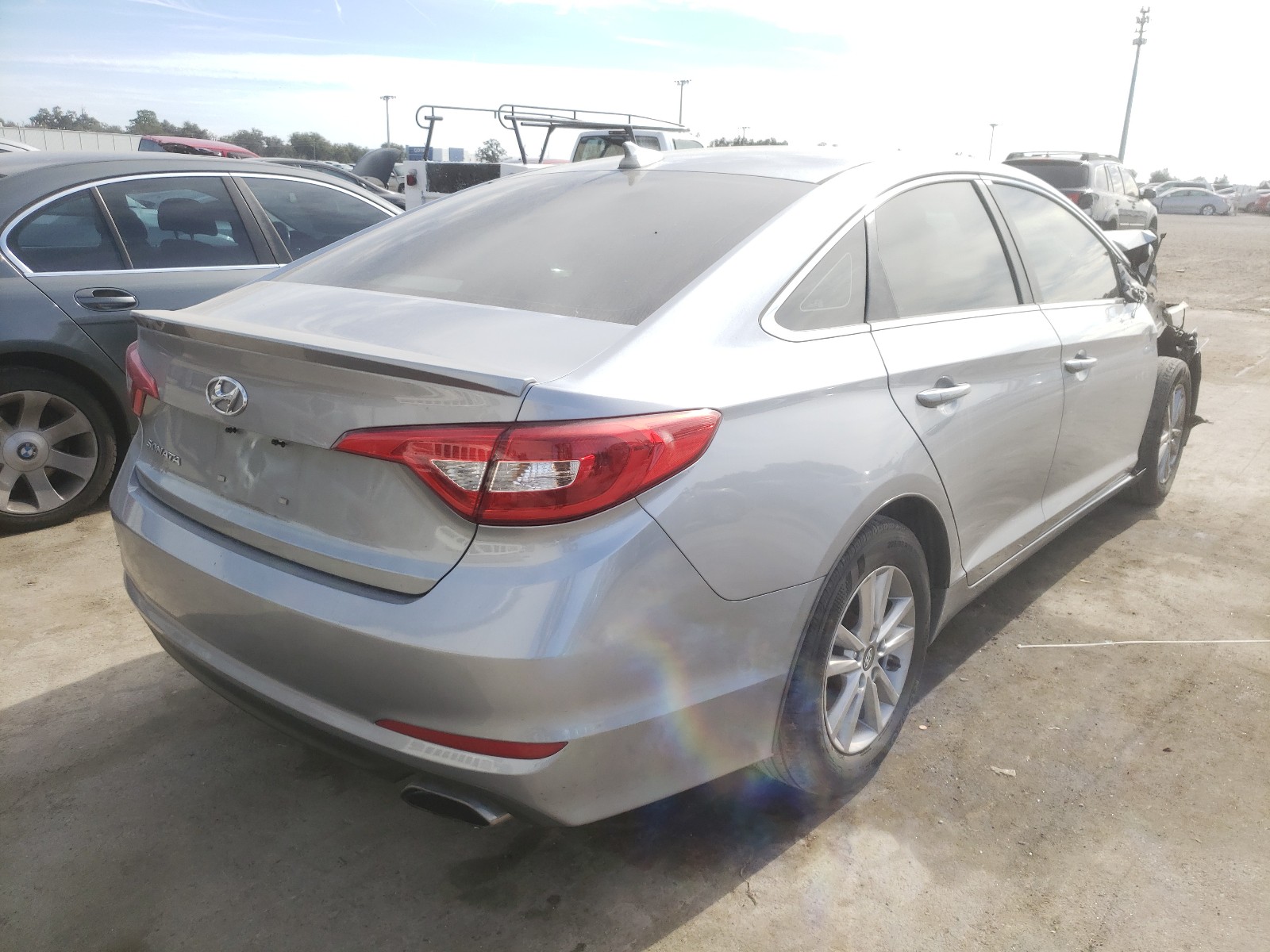 Photo 3 VIN: 5NPE24AF2FH025813 - HYUNDAI SONATA SE 