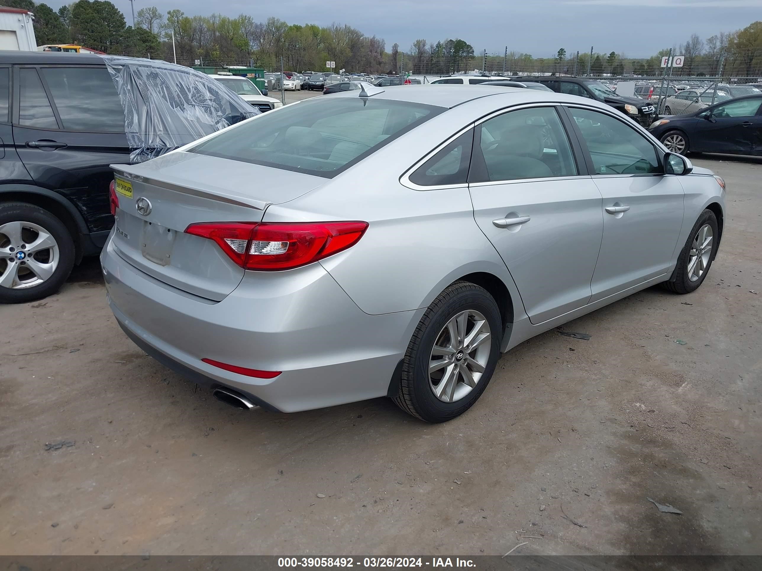 Photo 3 VIN: 5NPE24AF2FH179745 - HYUNDAI SONATA 