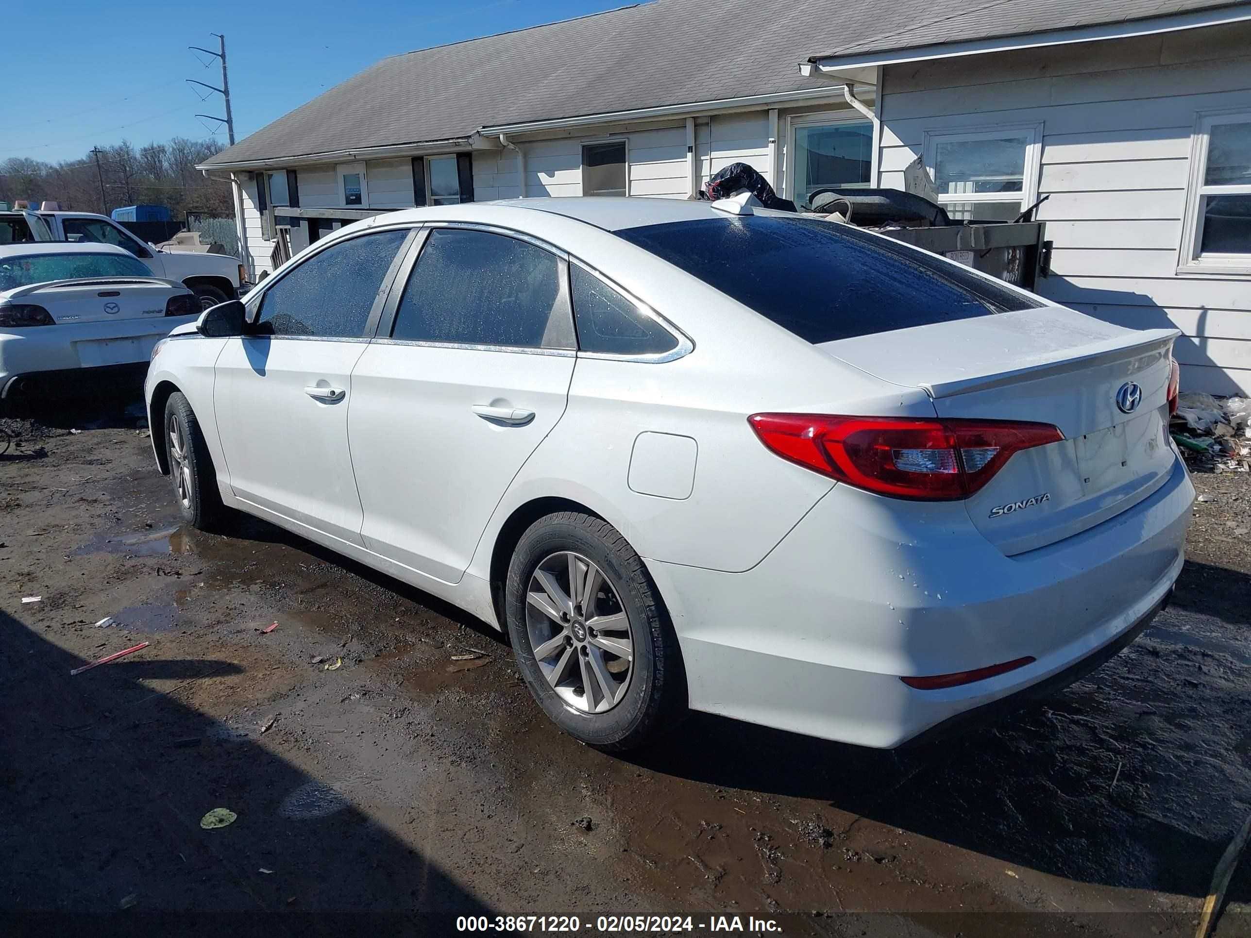 Photo 2 VIN: 5NPE24AF2GH392311 - HYUNDAI SONATA 