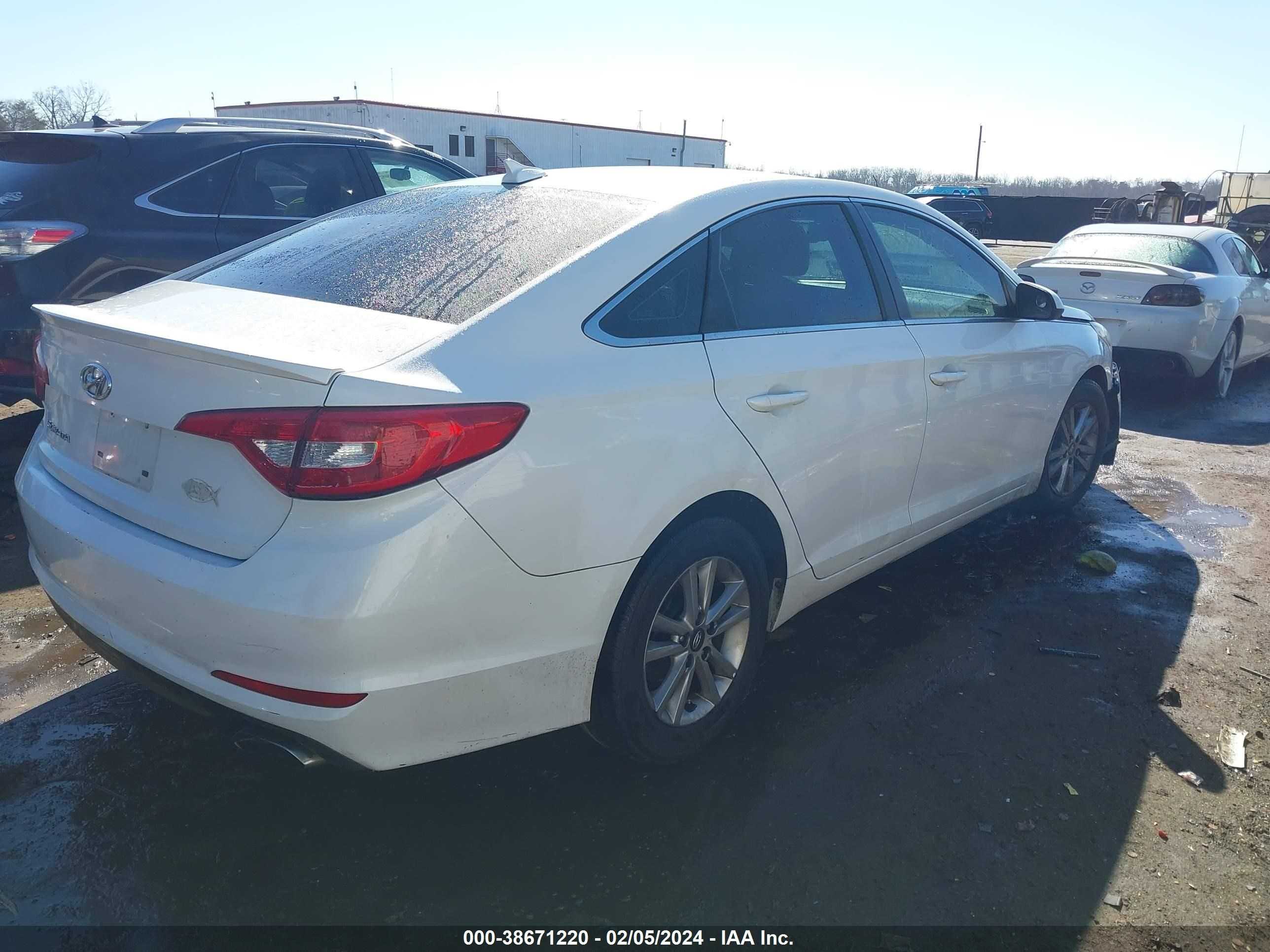 Photo 3 VIN: 5NPE24AF2GH392311 - HYUNDAI SONATA 