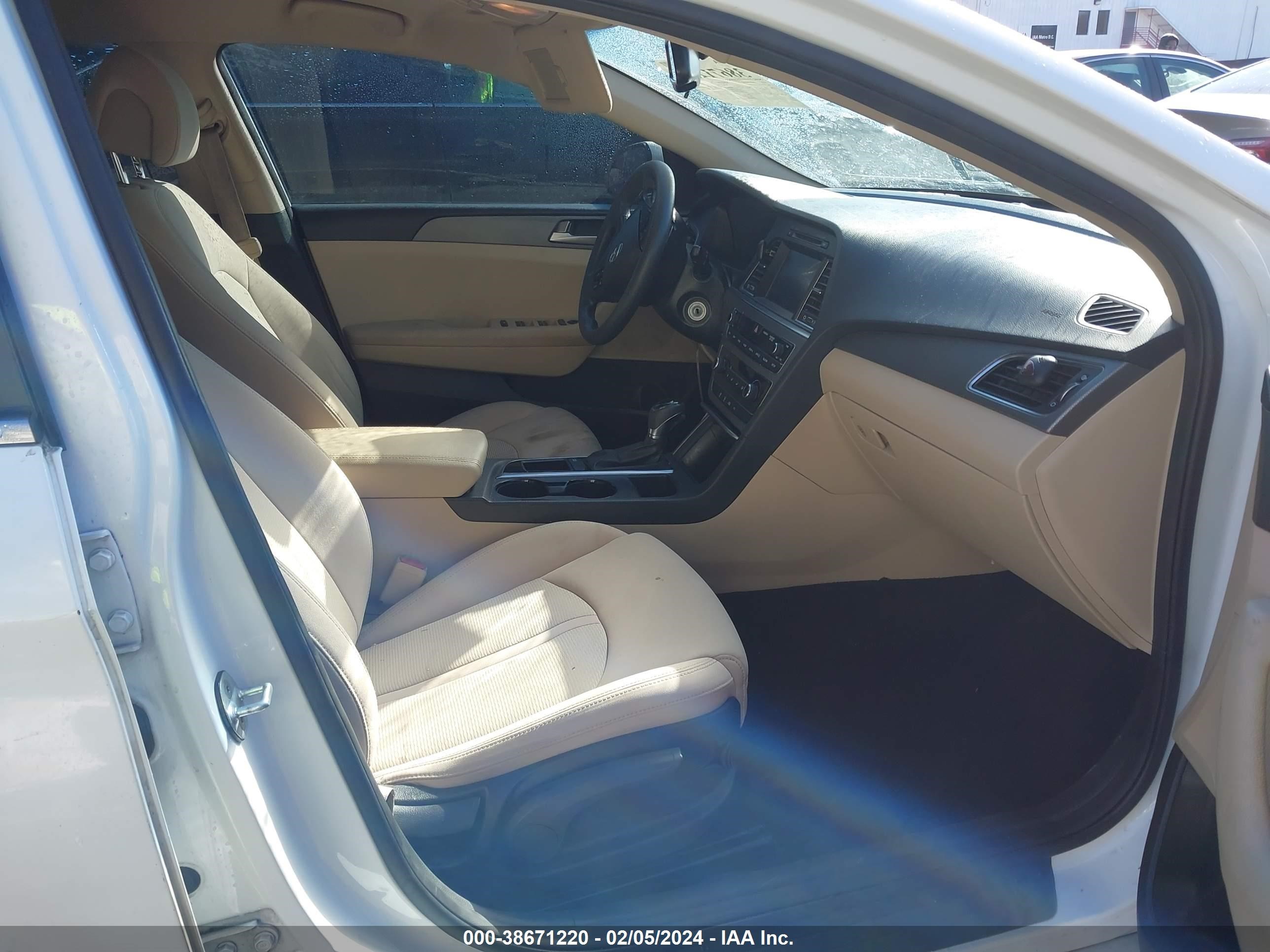 Photo 4 VIN: 5NPE24AF2GH392311 - HYUNDAI SONATA 