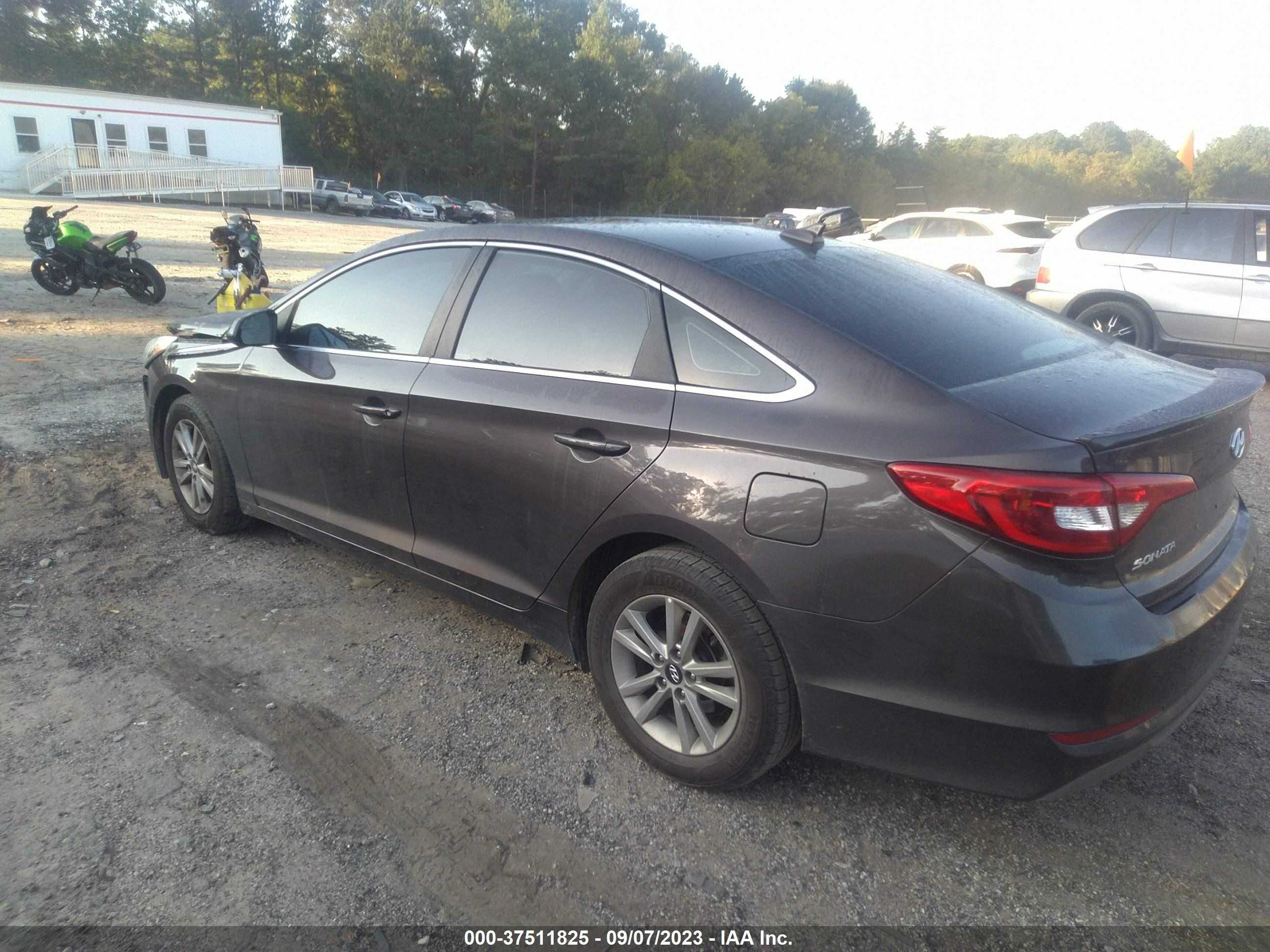 Photo 2 VIN: 5NPE24AF2HH570879 - HYUNDAI SONATA 