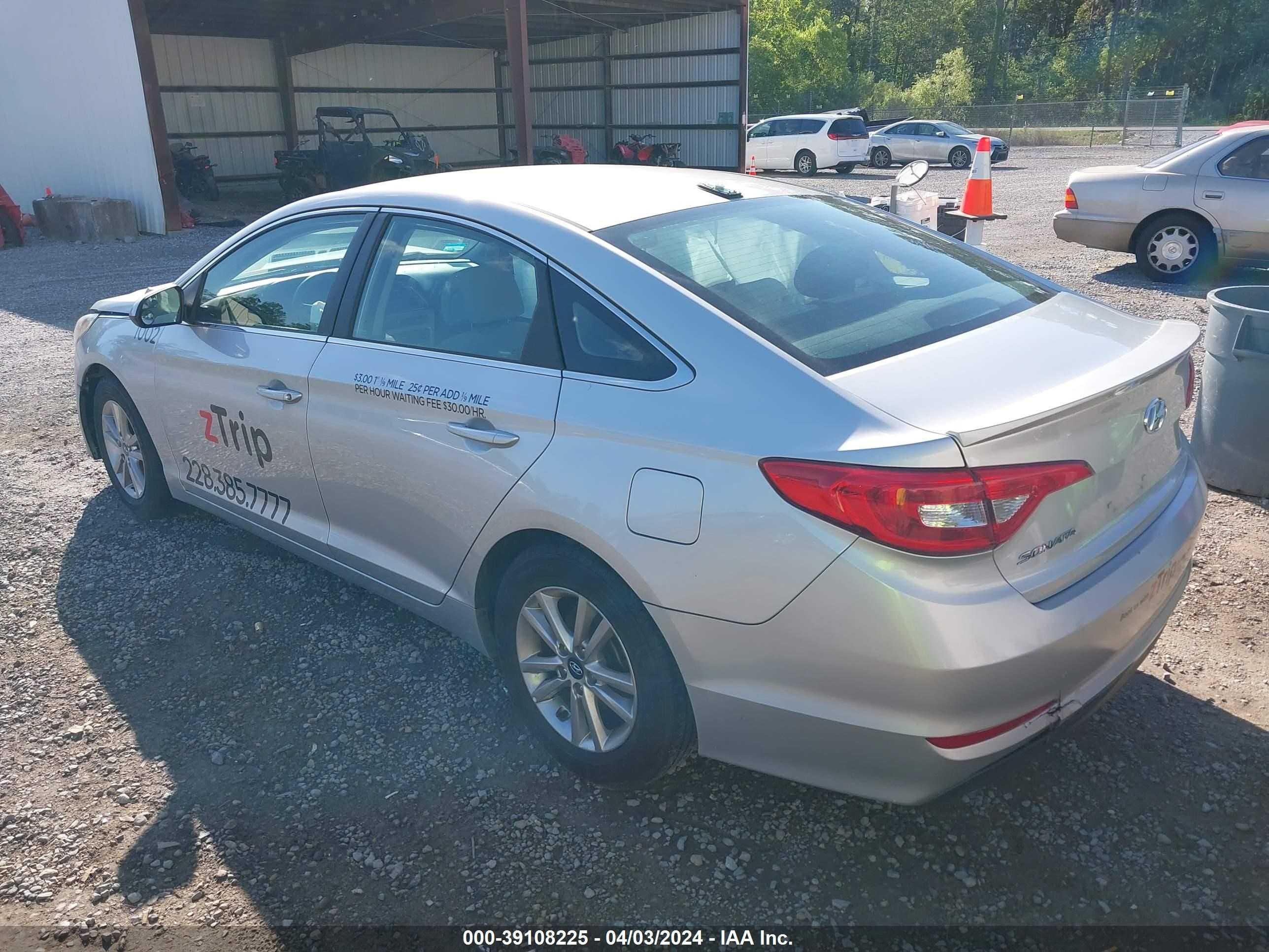 Photo 2 VIN: 5NPE24AF2HH577928 - HYUNDAI SONATA 