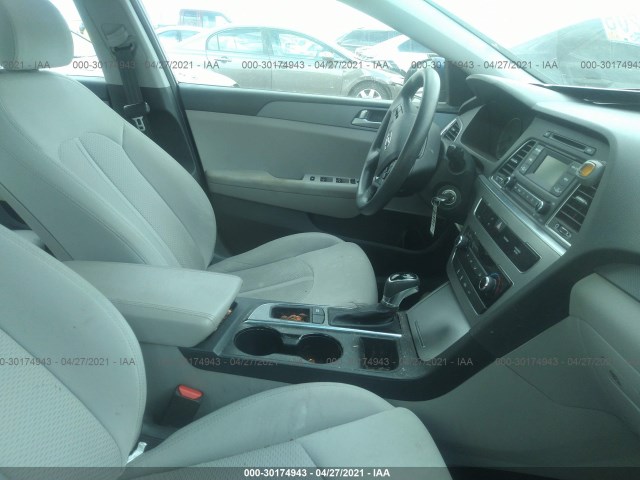 Photo 4 VIN: 5NPE24AF2HH585396 - HYUNDAI SONATA 