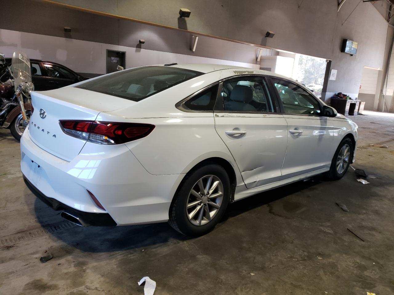 Photo 2 VIN: 5NPE24AF2JH604101 - HYUNDAI SONATA 