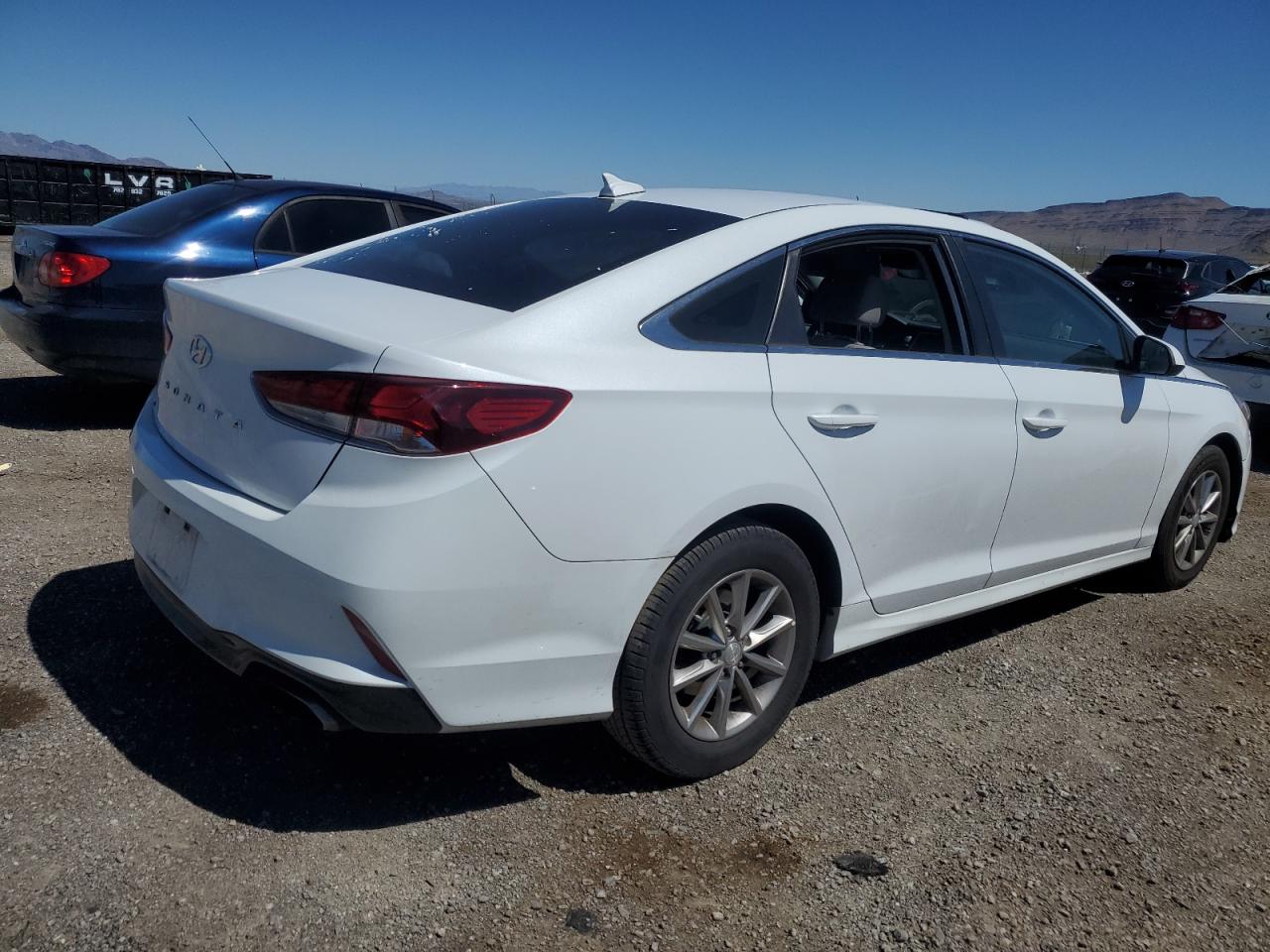 Photo 2 VIN: 5NPE24AF2JH677193 - HYUNDAI SONATA 