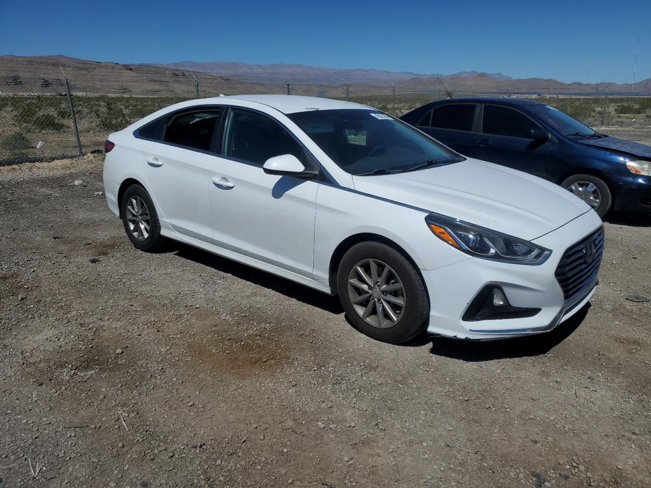 Photo 3 VIN: 5NPE24AF2JH677193 - HYUNDAI SONATA 