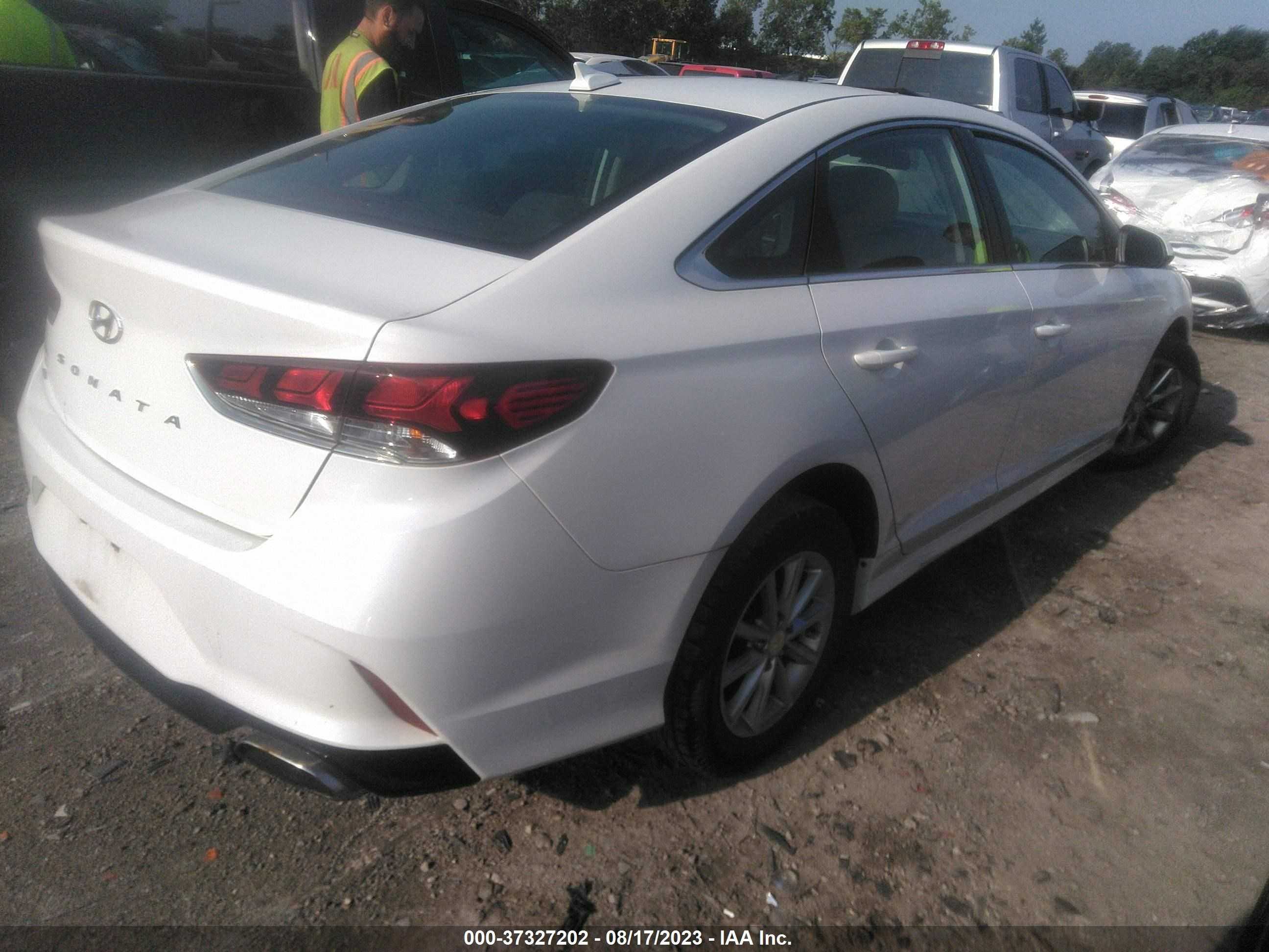 Photo 3 VIN: 5NPE24AF2KH787355 - HYUNDAI SONATA 