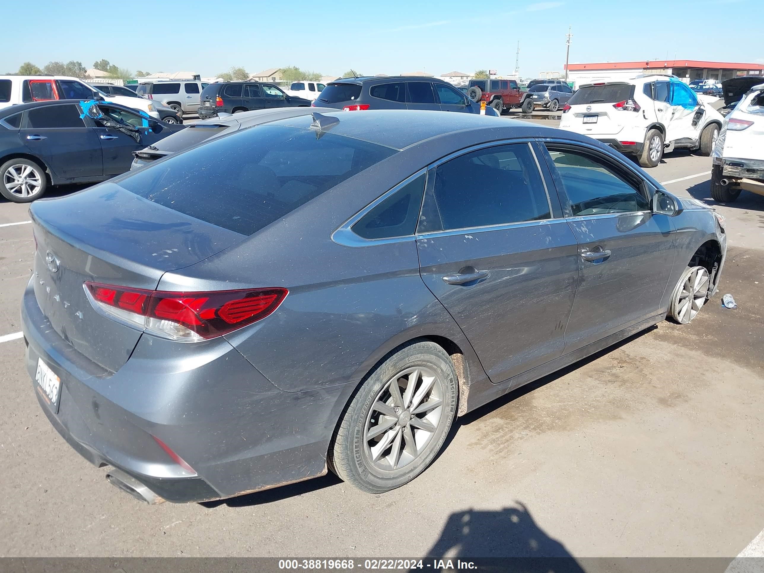 Photo 3 VIN: 5NPE24AF3KH794718 - HYUNDAI SONATA 