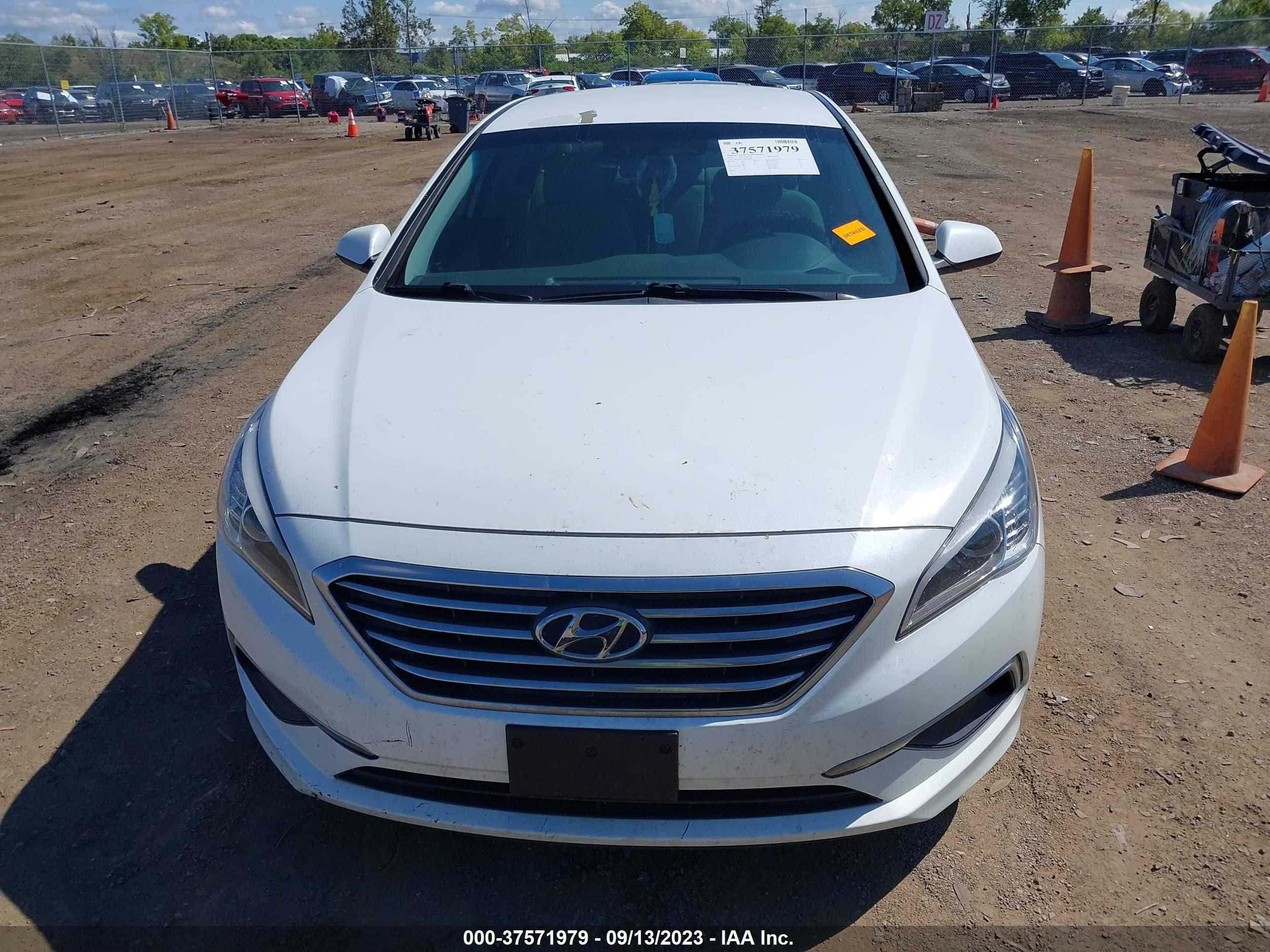 Photo 11 VIN: 5NPE24AF4GH358094 - HYUNDAI SONATA 