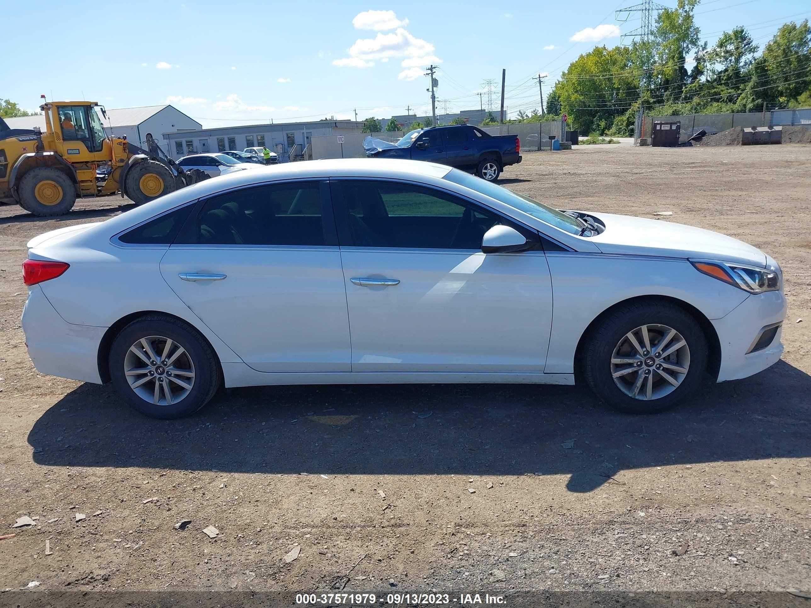 Photo 12 VIN: 5NPE24AF4GH358094 - HYUNDAI SONATA 