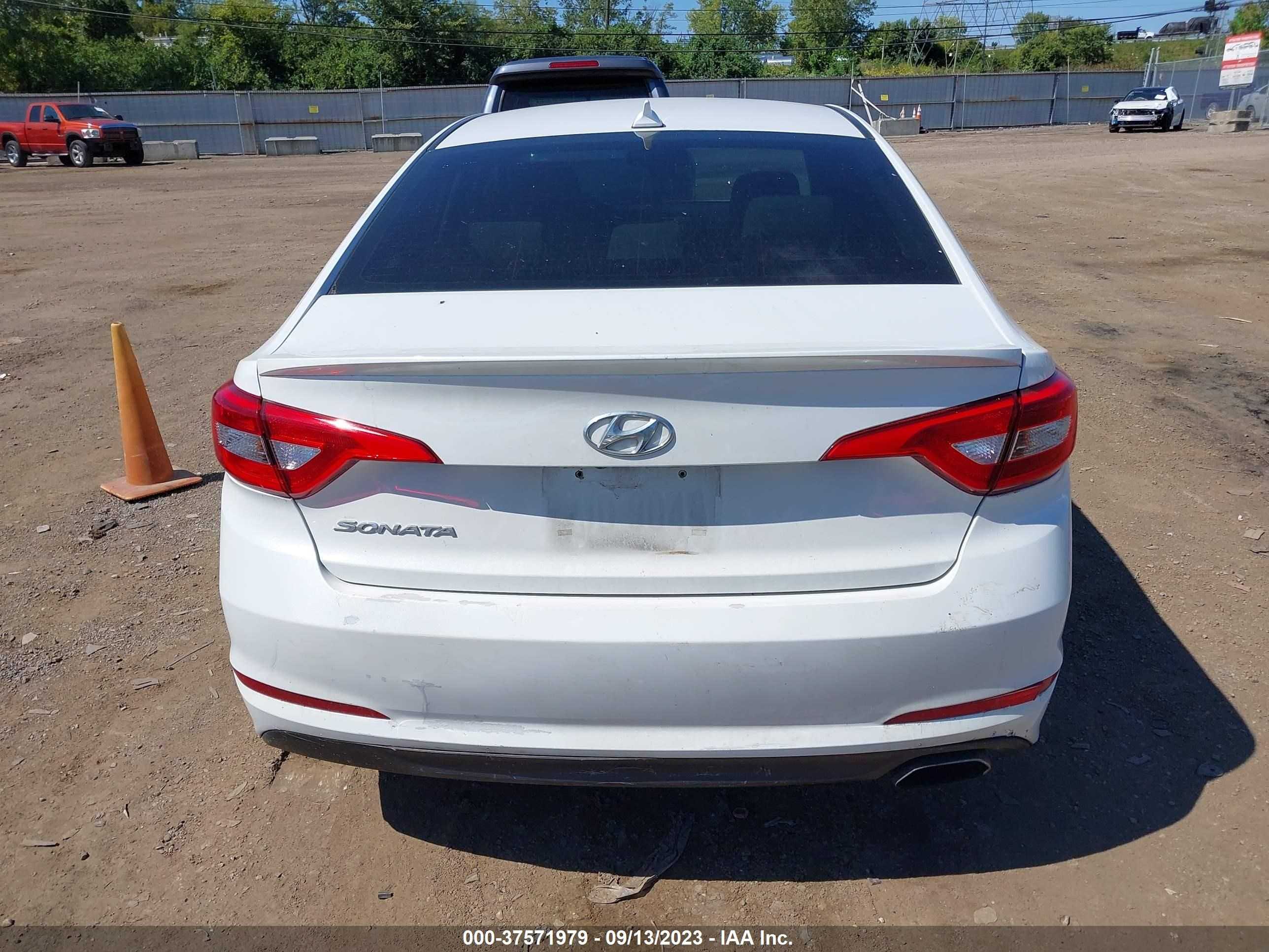 Photo 15 VIN: 5NPE24AF4GH358094 - HYUNDAI SONATA 