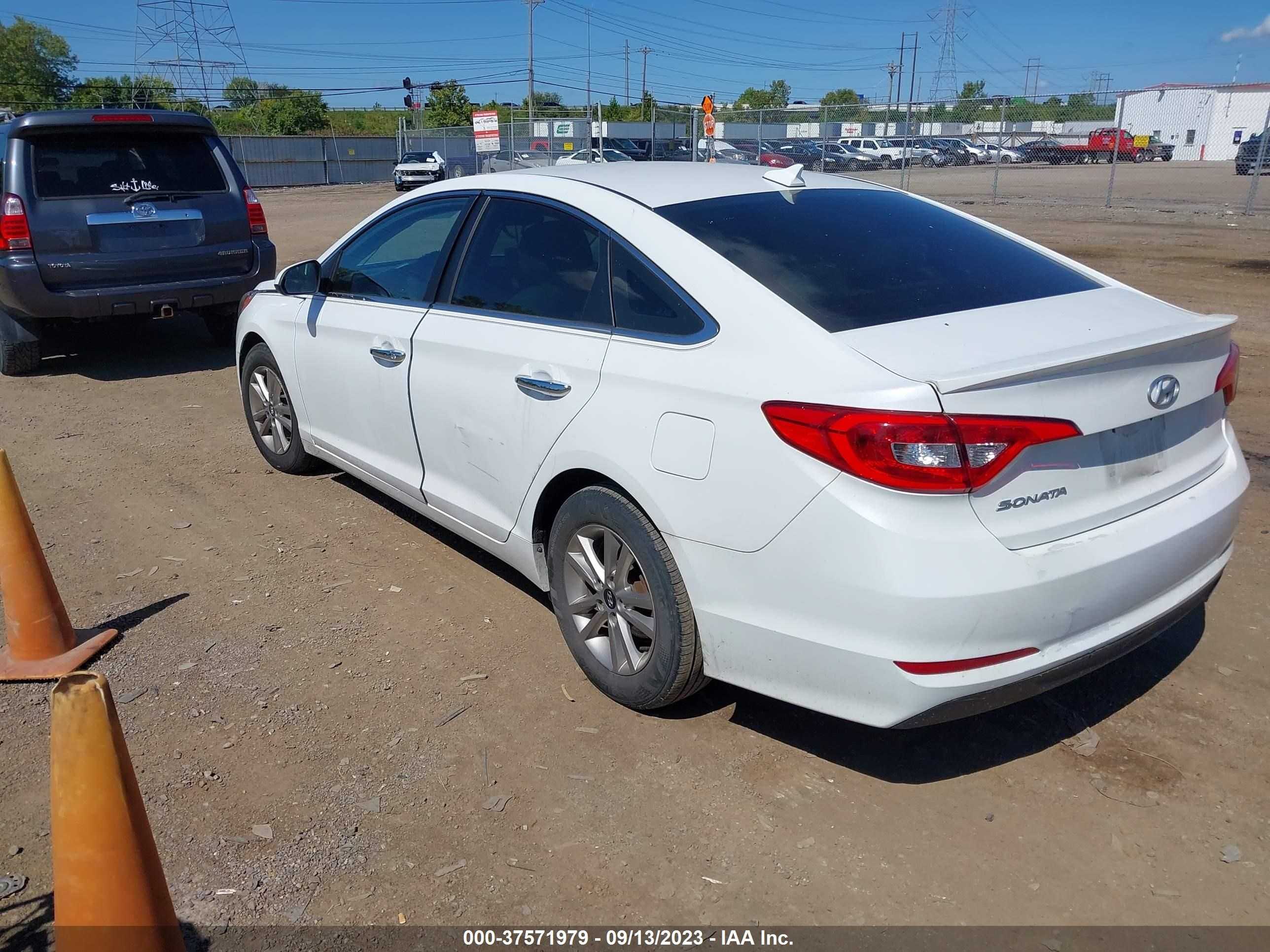 Photo 2 VIN: 5NPE24AF4GH358094 - HYUNDAI SONATA 