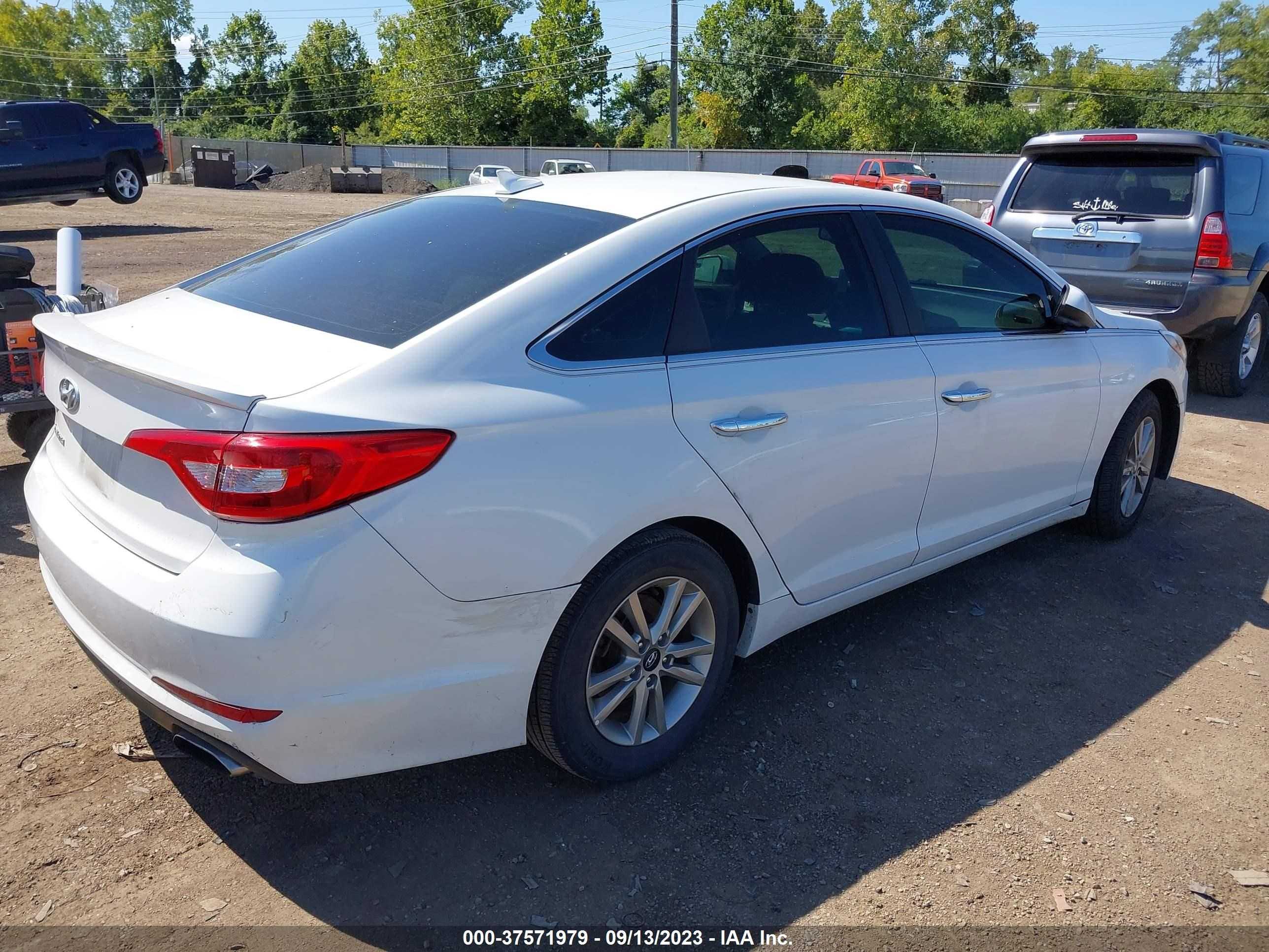 Photo 3 VIN: 5NPE24AF4GH358094 - HYUNDAI SONATA 