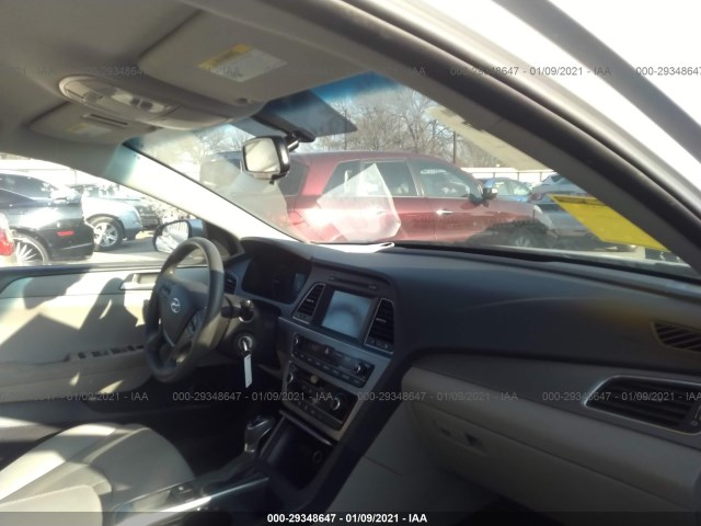 Photo 4 VIN: 5NPE24AF4HH527418 - HYUNDAI SONATA 